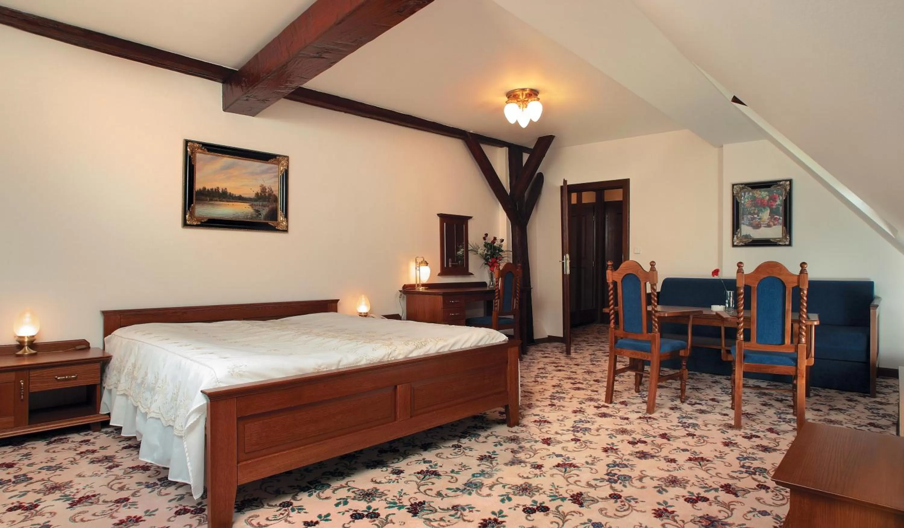 Photo of the whole room, Bed in Gold