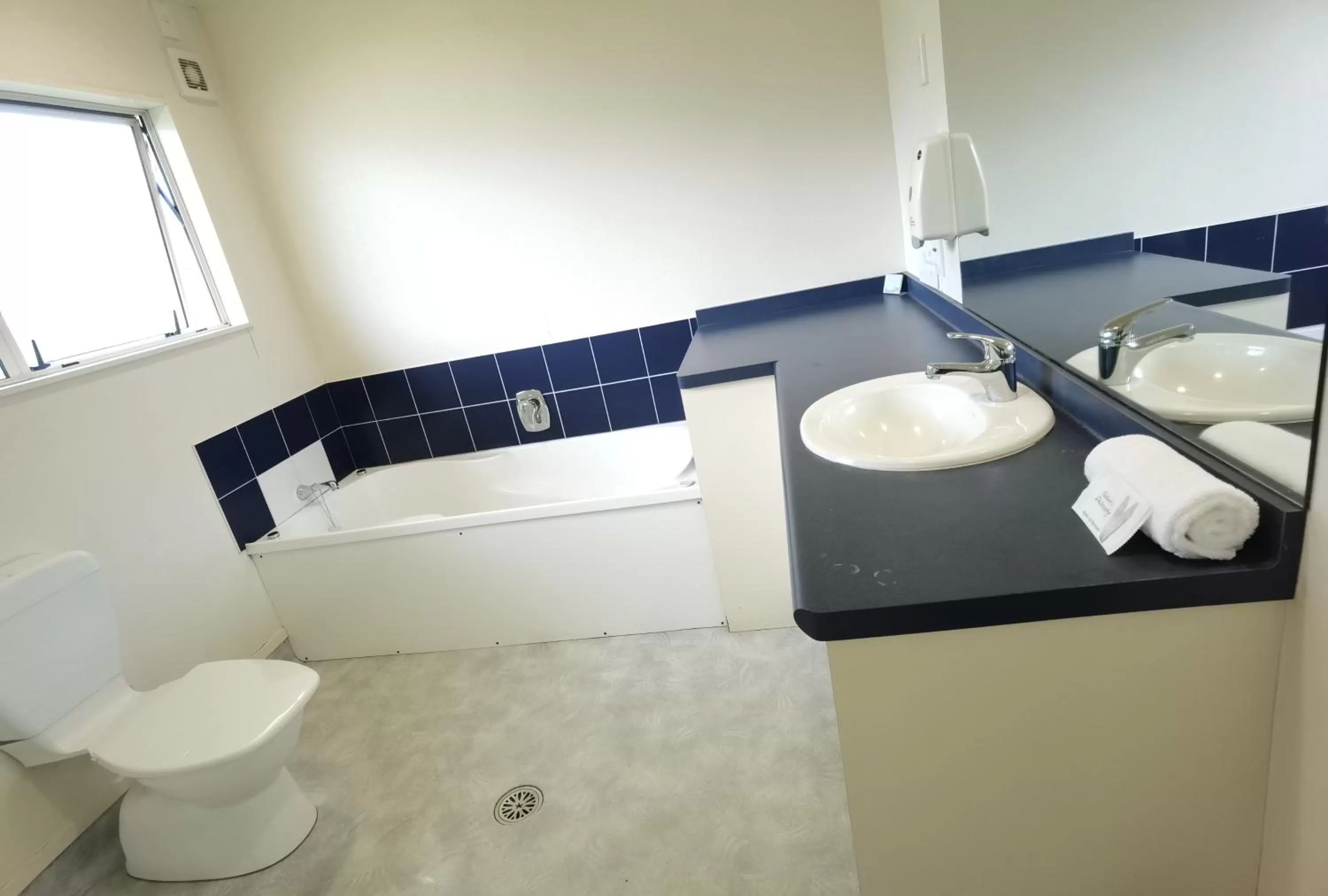 Bathroom in Harringtons Motor Lodge