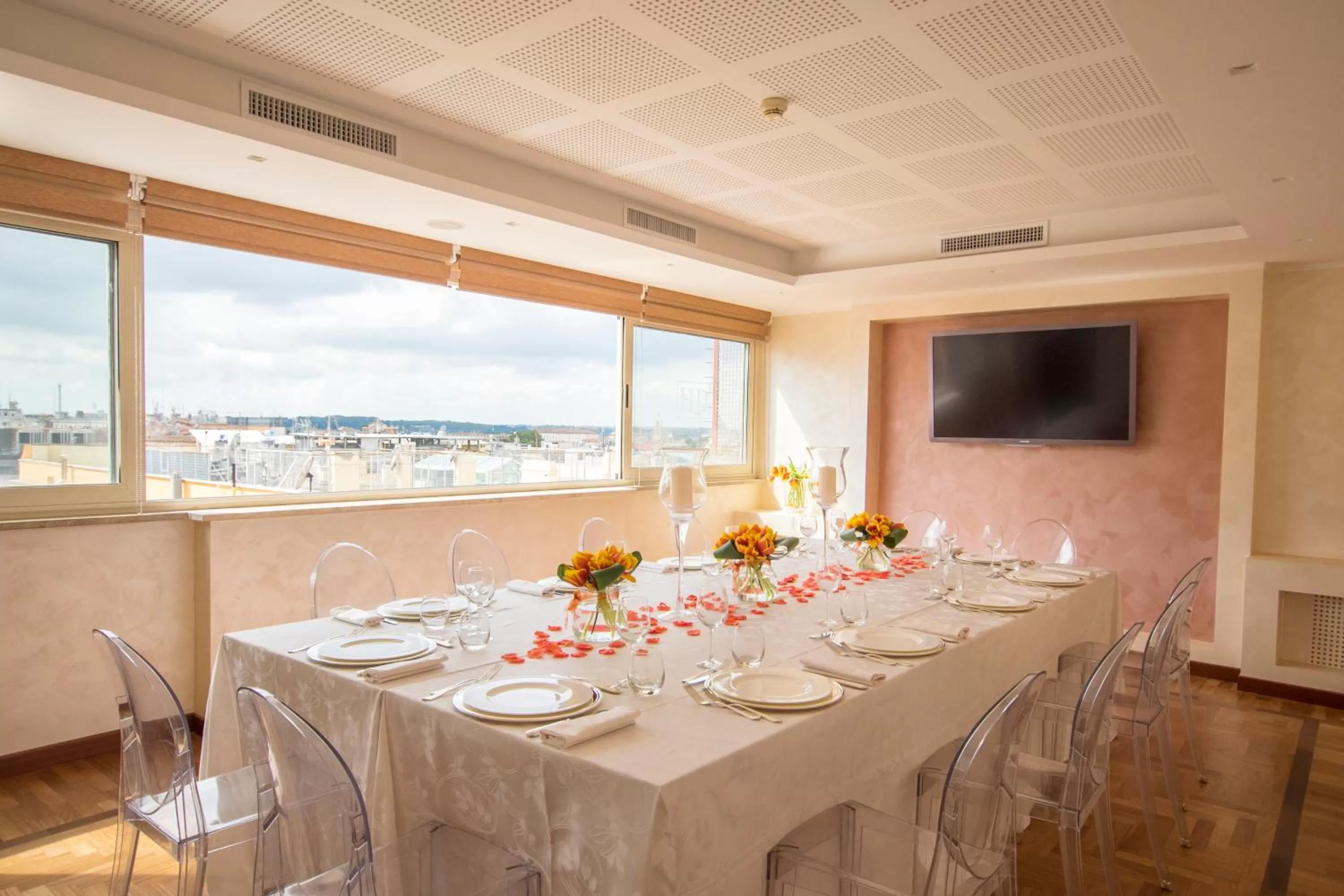 Restaurant/places to eat in Hotel Diana Roof Garden