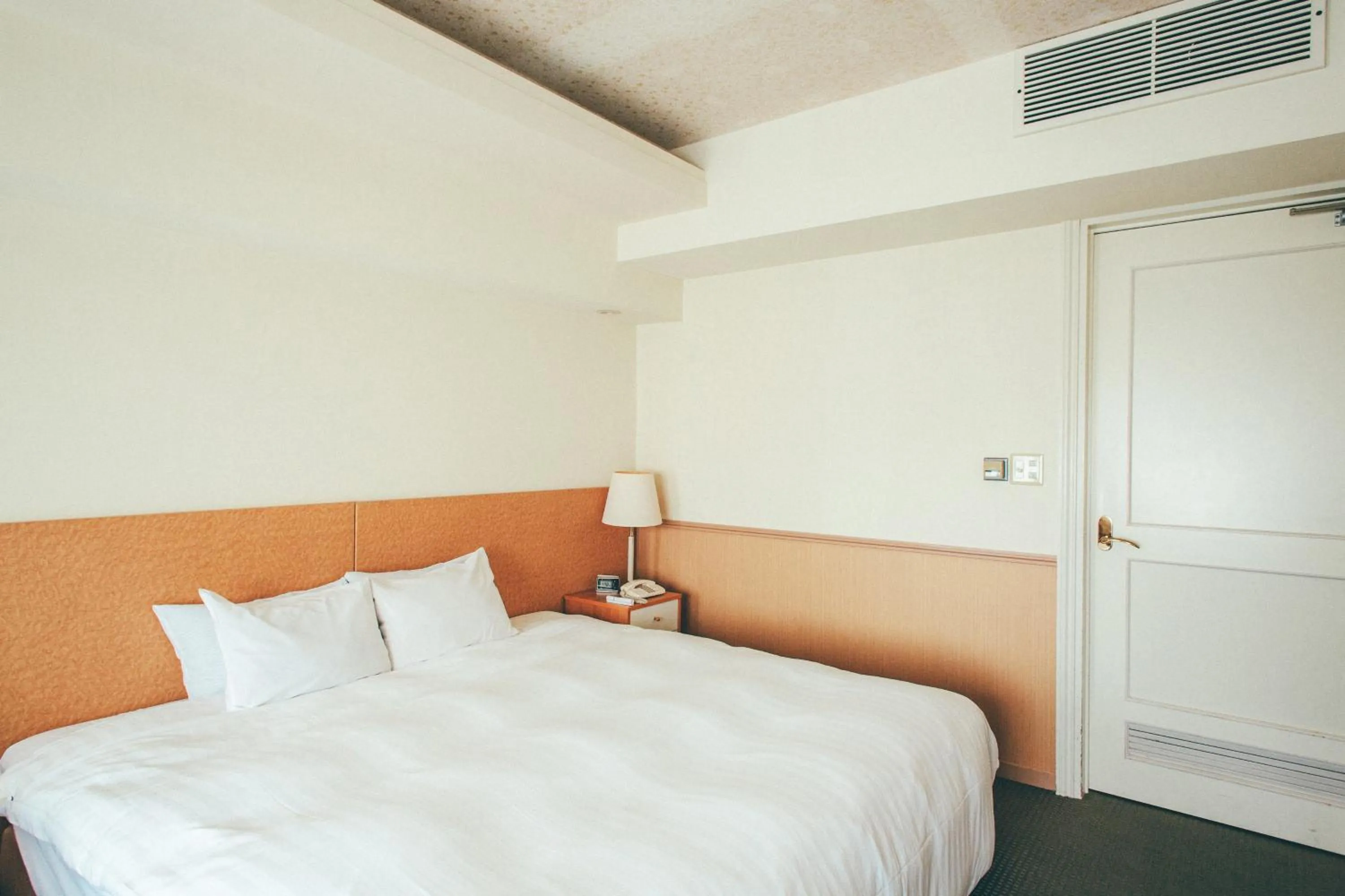 Photo of the whole room, Bed in Kanazawa Kokusai Hotel
