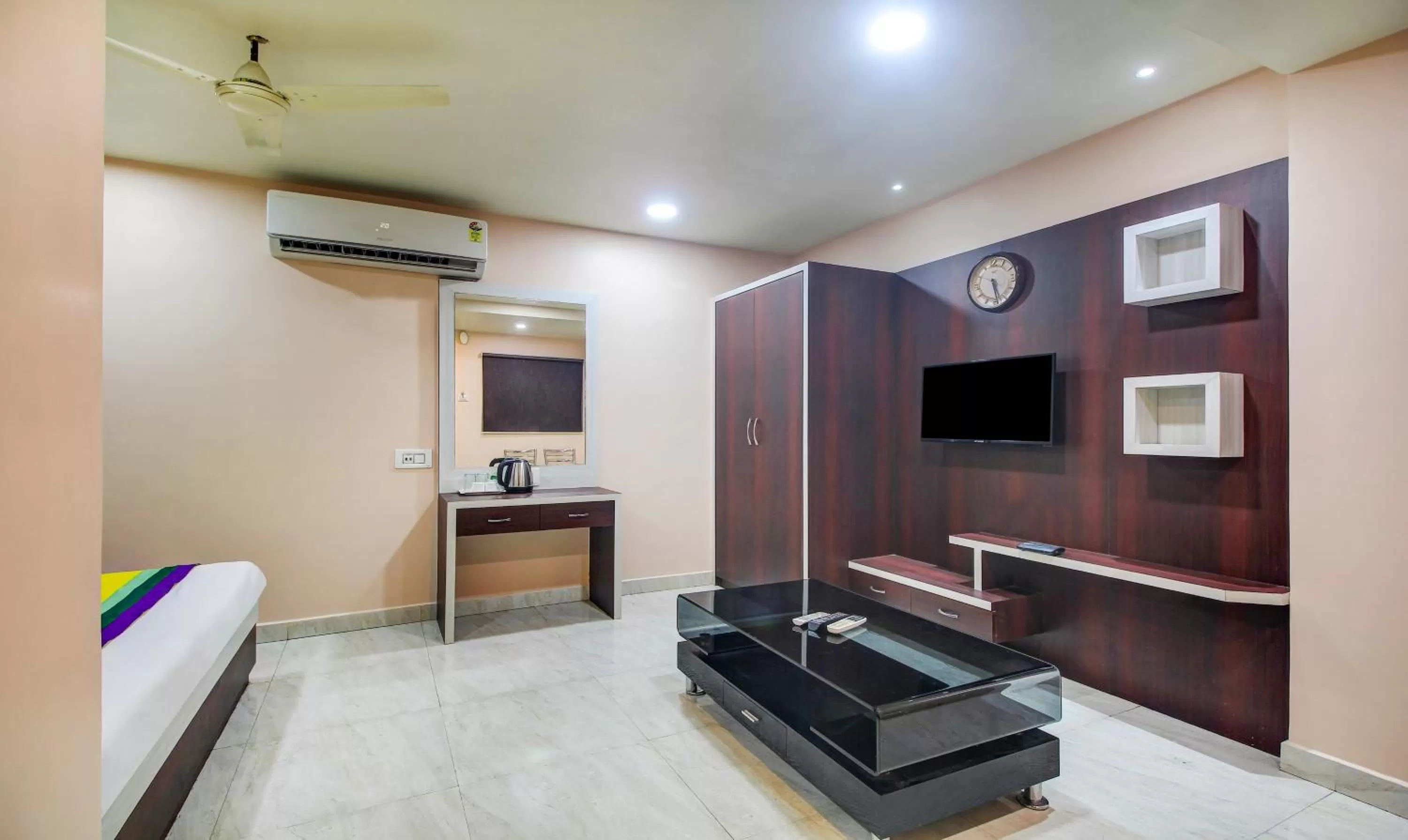 TV and multimedia, TV/Entertainment Center in Itsy By Treebo - Golden Fiesta