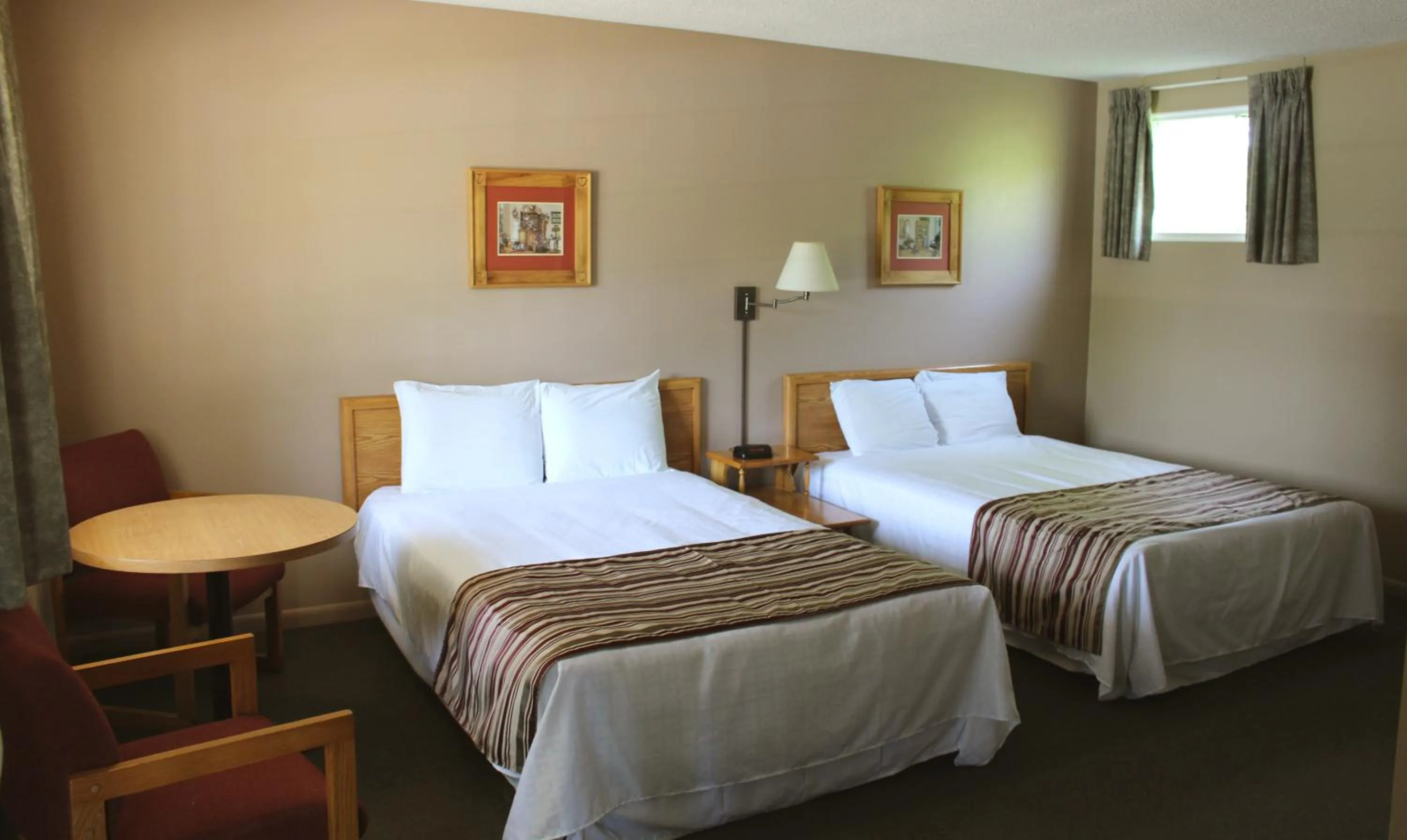 Photo of the whole room in Colonial Resort-1000Islands