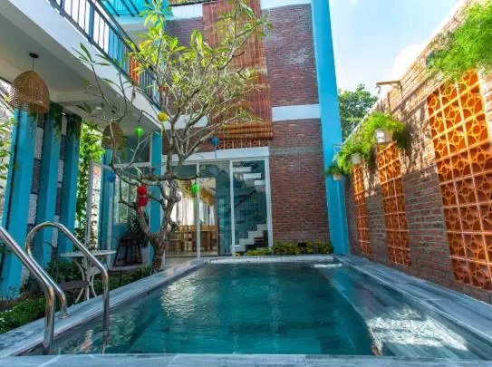 Swimming Pool in Peach House