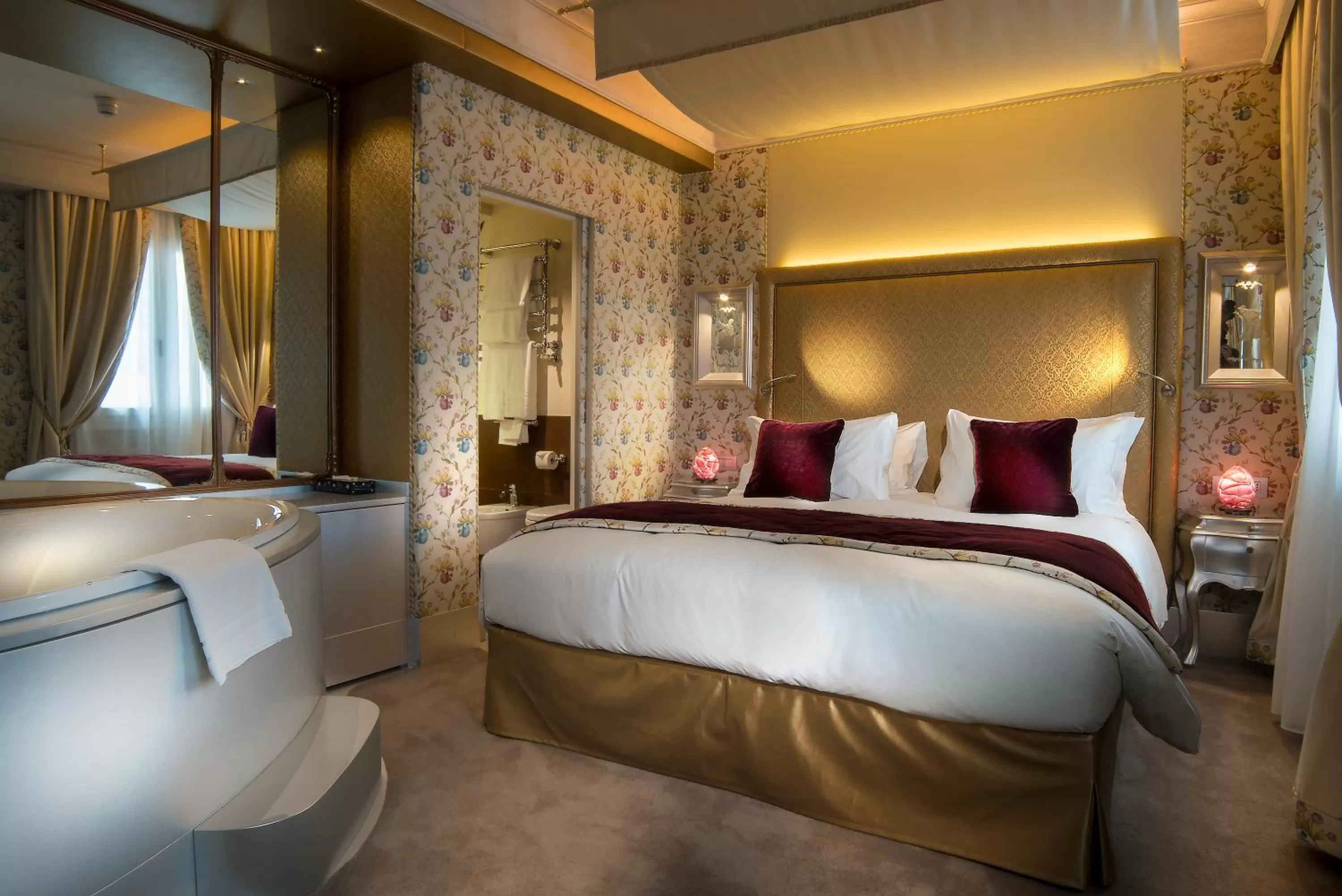 Photo of the whole room, Bed in Papadopoli Hotel Venezia - MGallery Collection