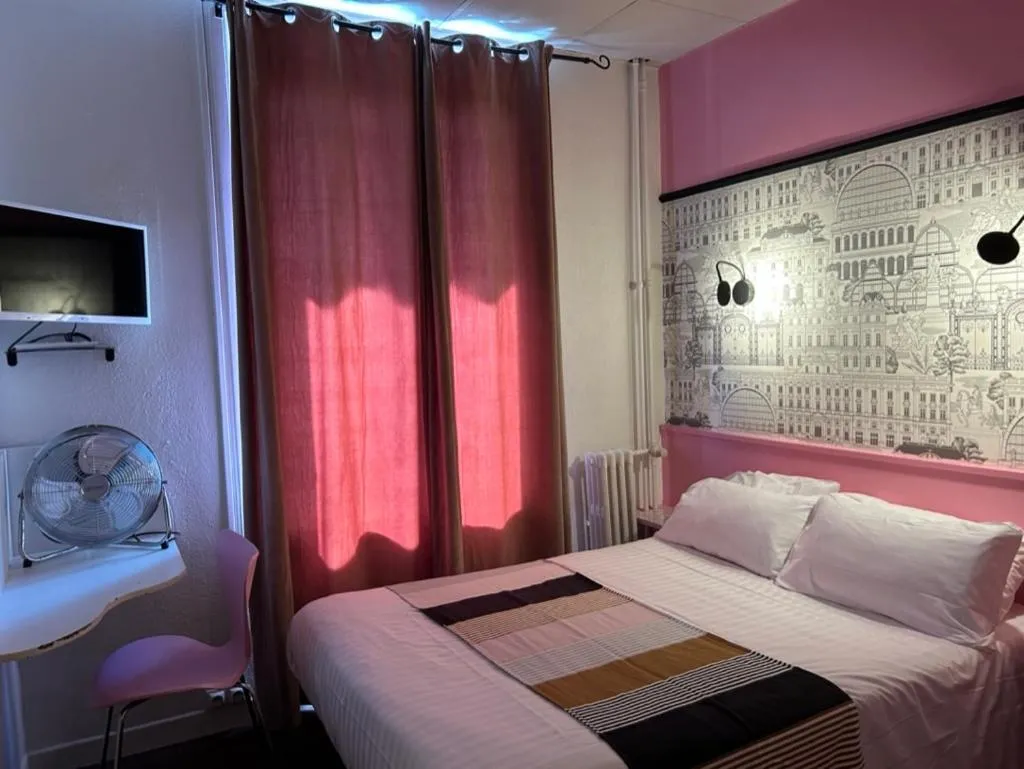 Bed in Hôtel de la Croix-Rousse