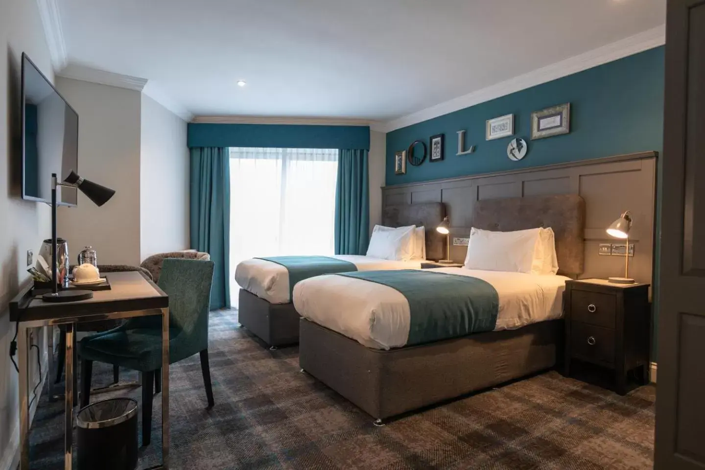 Deluxe Twin Room in The Feathers Hotel Deluxe Twin Room in The Feathers Hotel