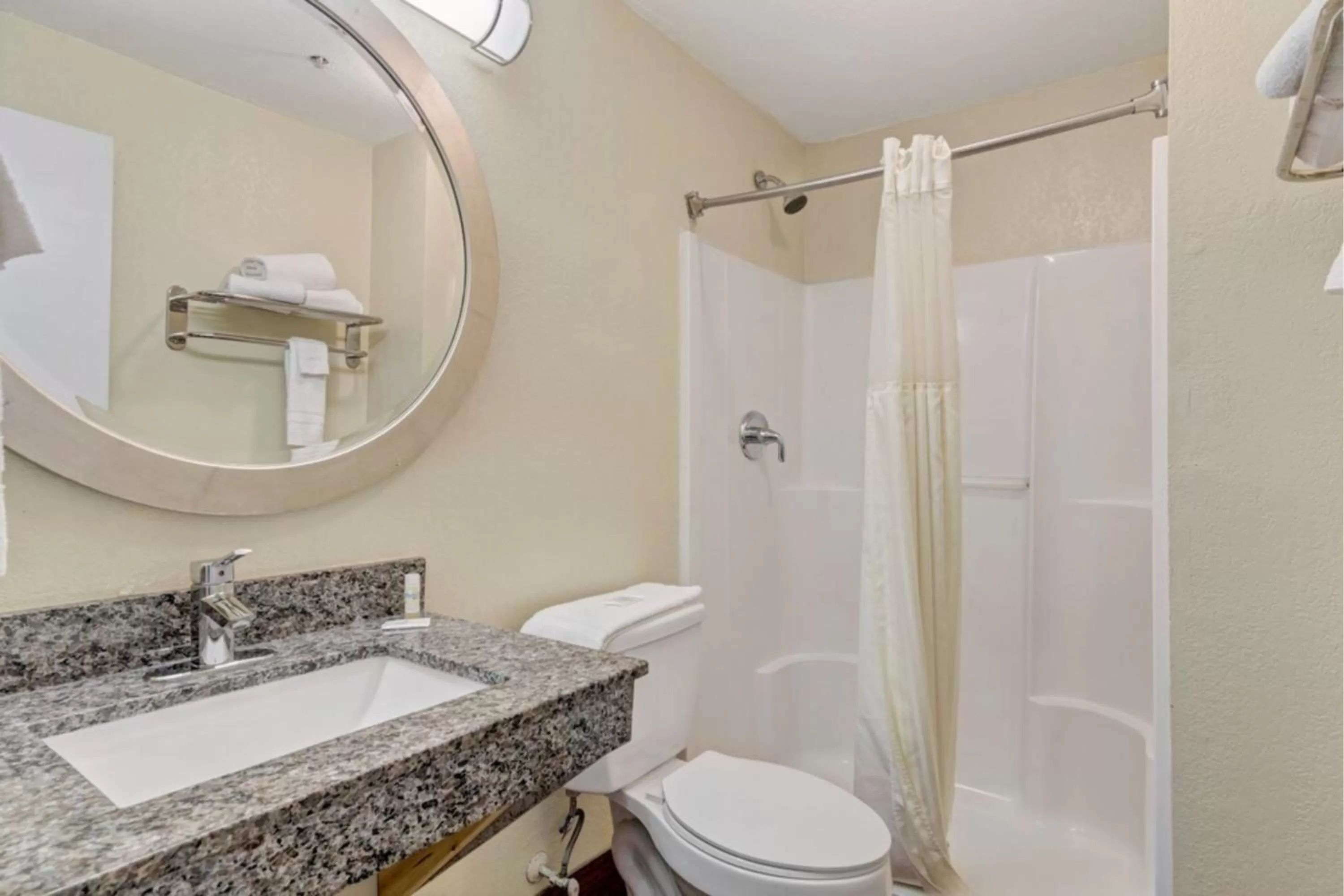 Bathroom in Savannah Garden Hotel