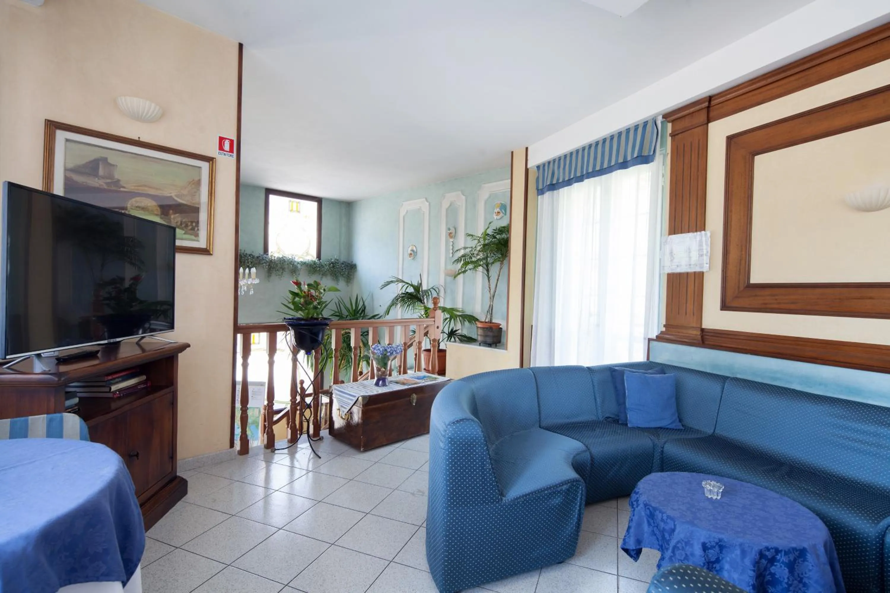 Communal lounge/ TV room in Hotel Nella