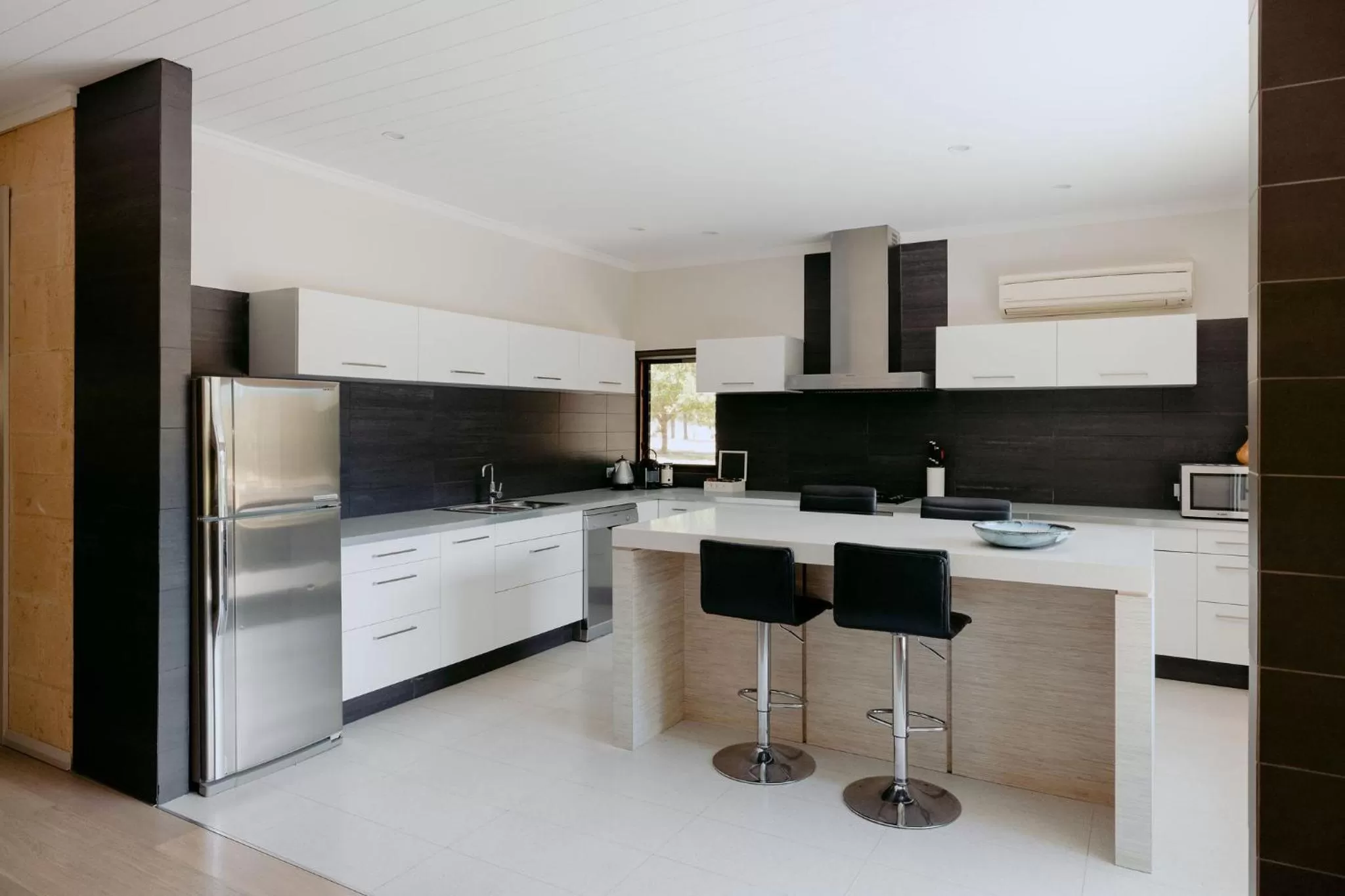 Kitchen or kitchenette in Losari Retreat
