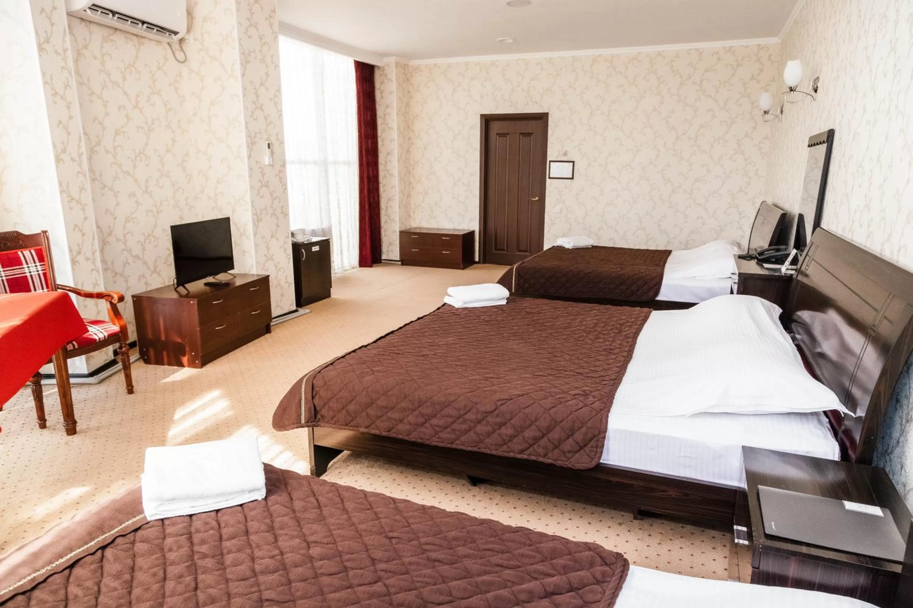 Photo of the whole room, Bed in Golden Palace