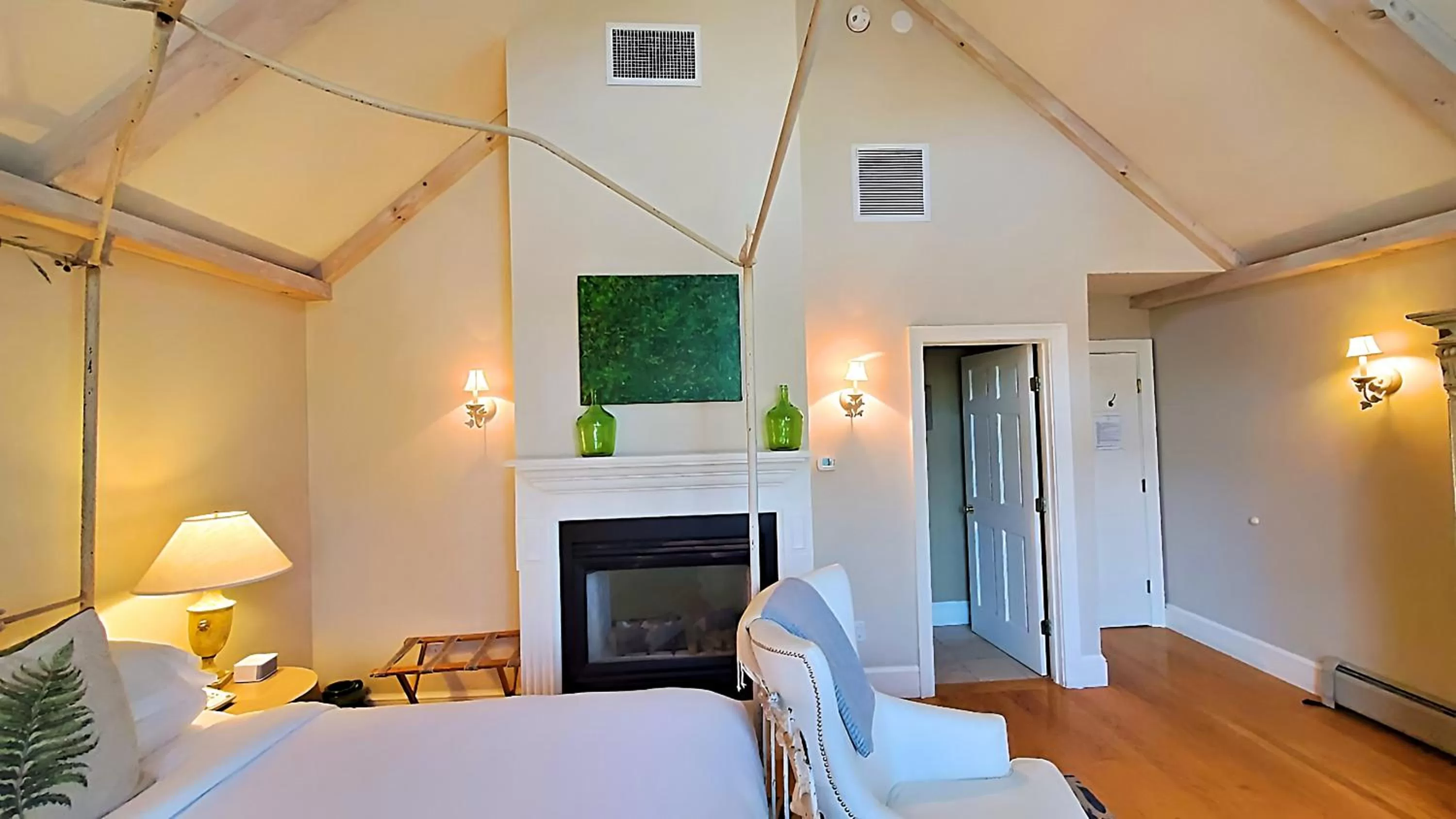 Seating area, TV/Entertainment Center in Four Columns Inn