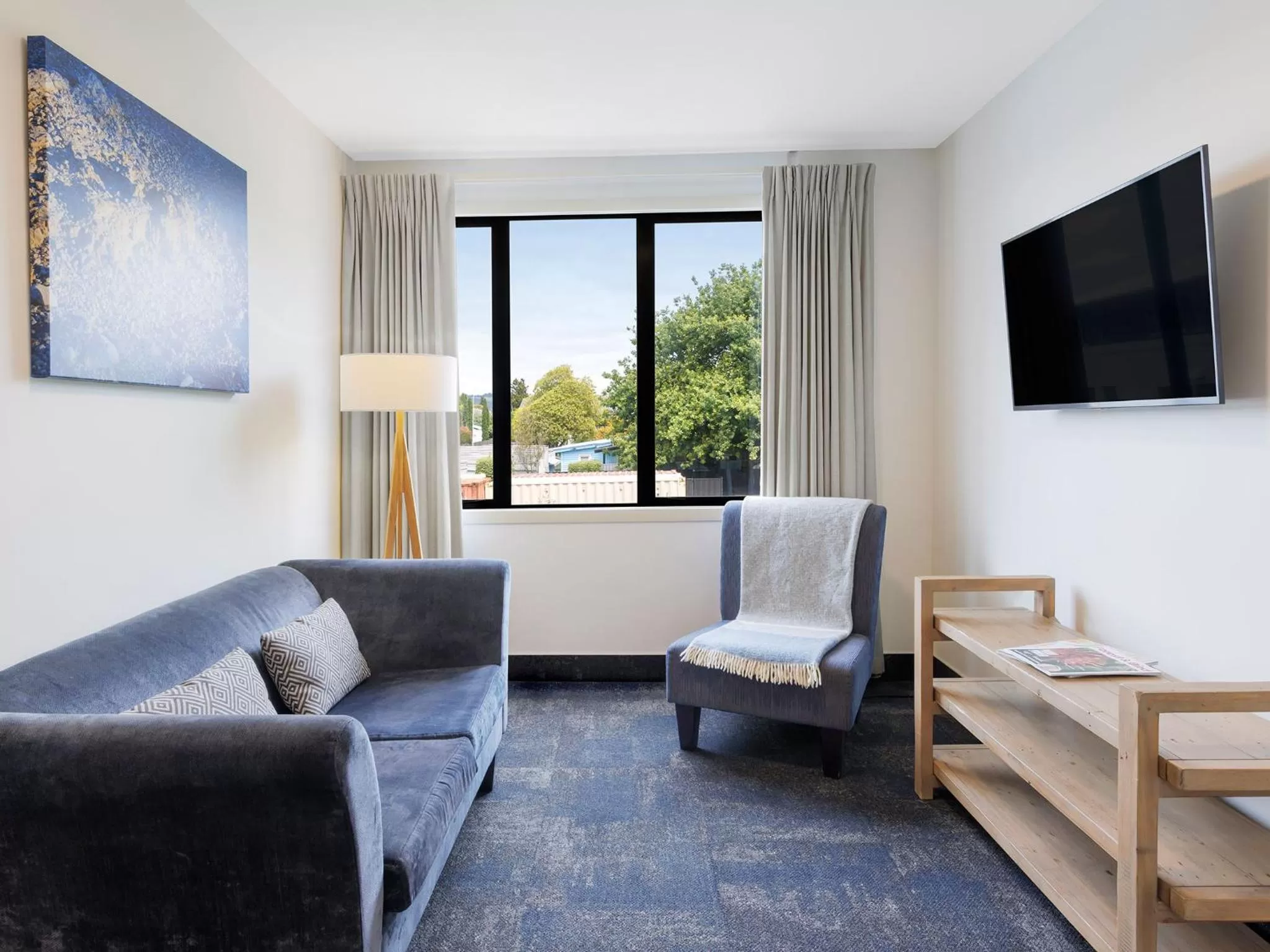 Communal lounge/ TV room in JetPark Hotel Rotorua