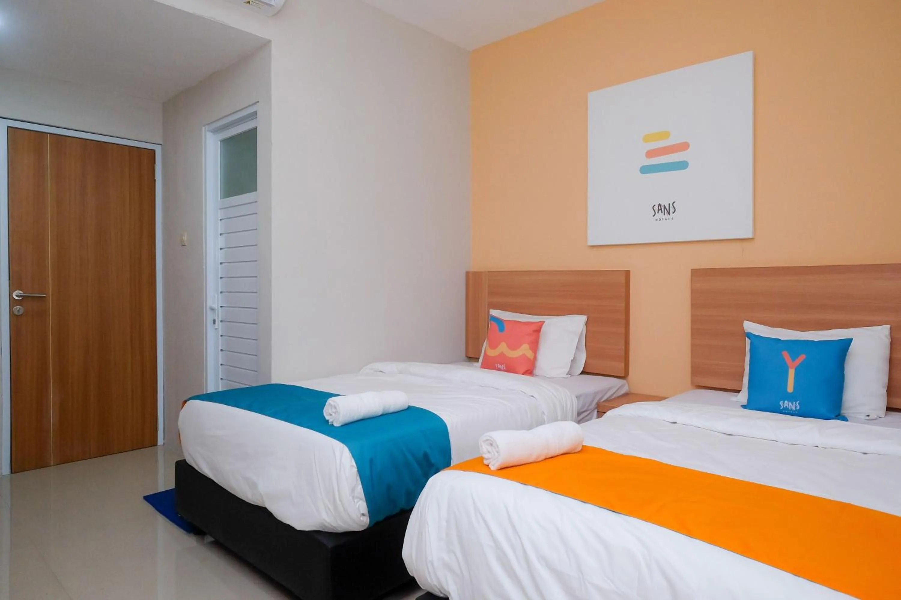 Bedroom in Sans Hotel Tiga Putri Semarang by RedDoorz