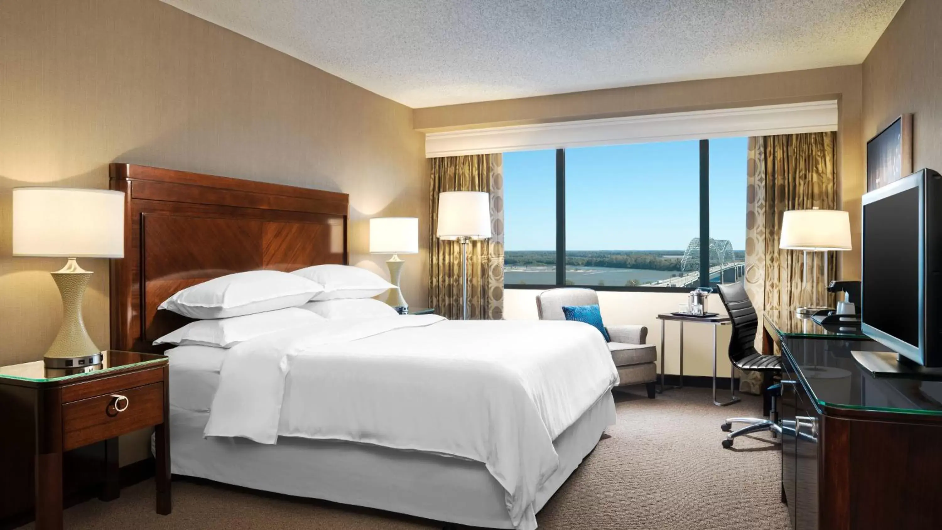 Bedroom in Sheraton Memphis Downtown Hotel Bedroom in Sheraton Memphis Downtown Hotel