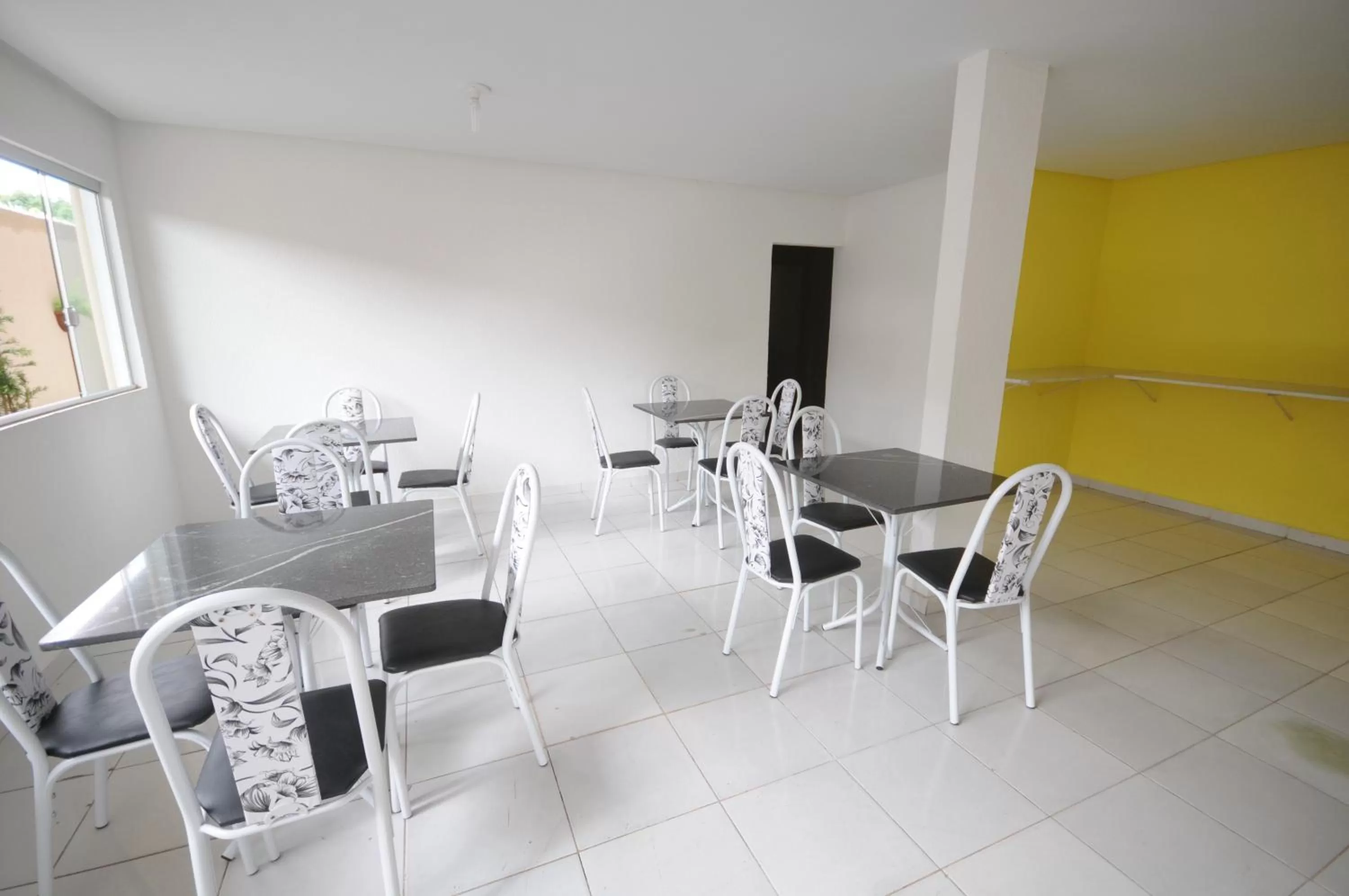 Restaurant/Places to Eat in La Bella Hotel