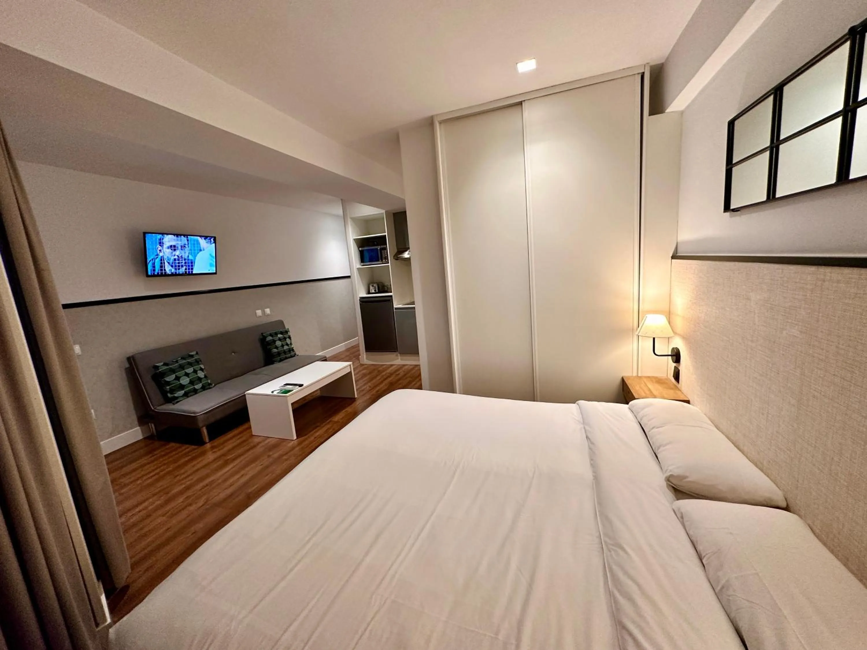 Photo of the whole room, Bed in Far Home Gran Vía