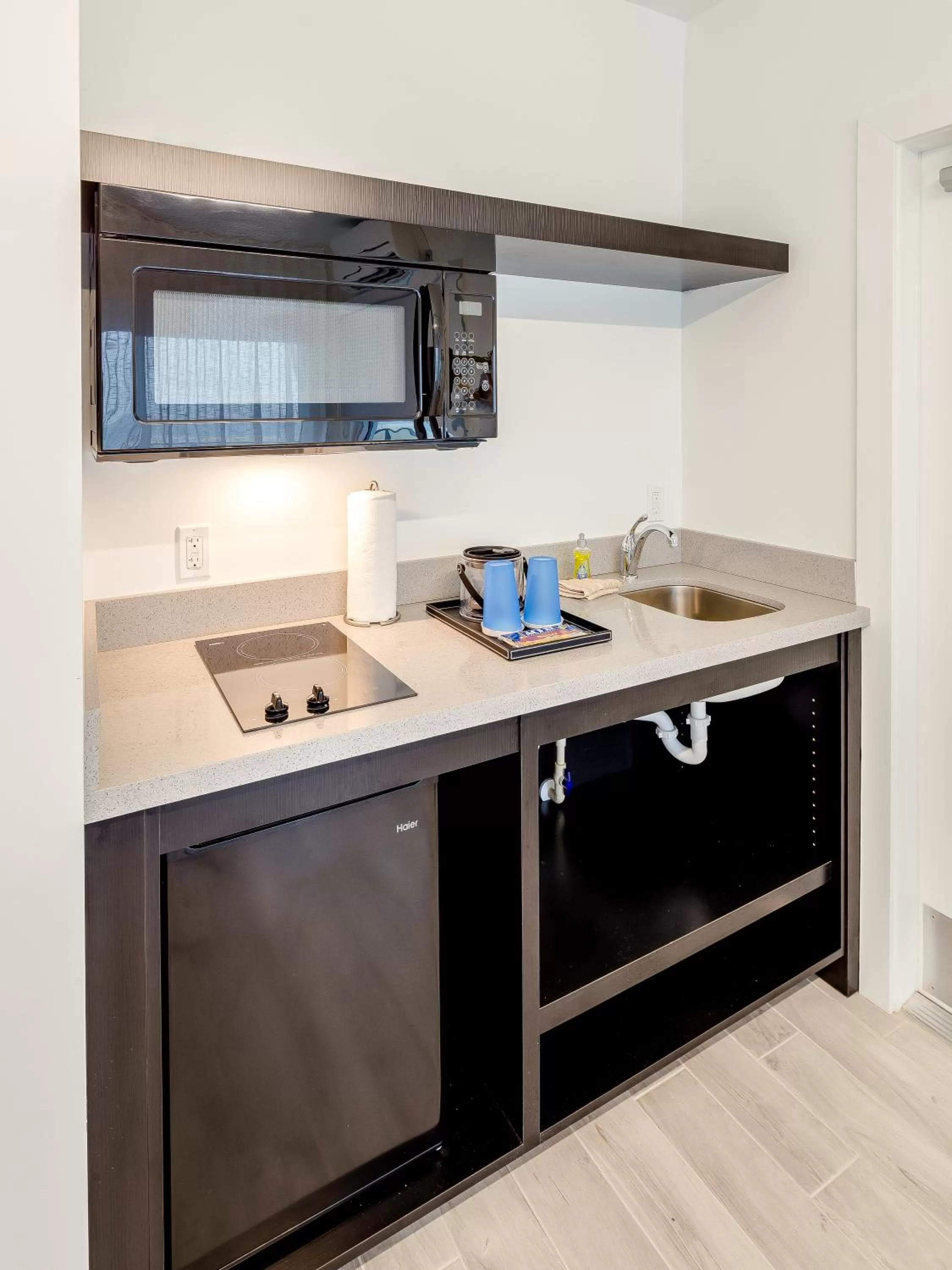 Kitchen or kitchenette in Plunge Beach Resort