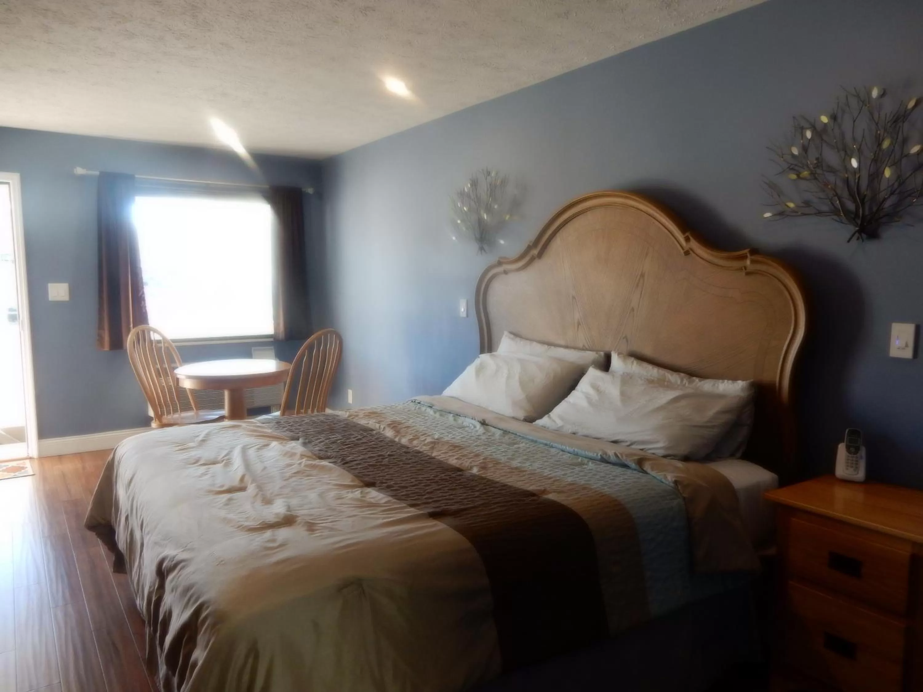 Bed in Brown's Motel