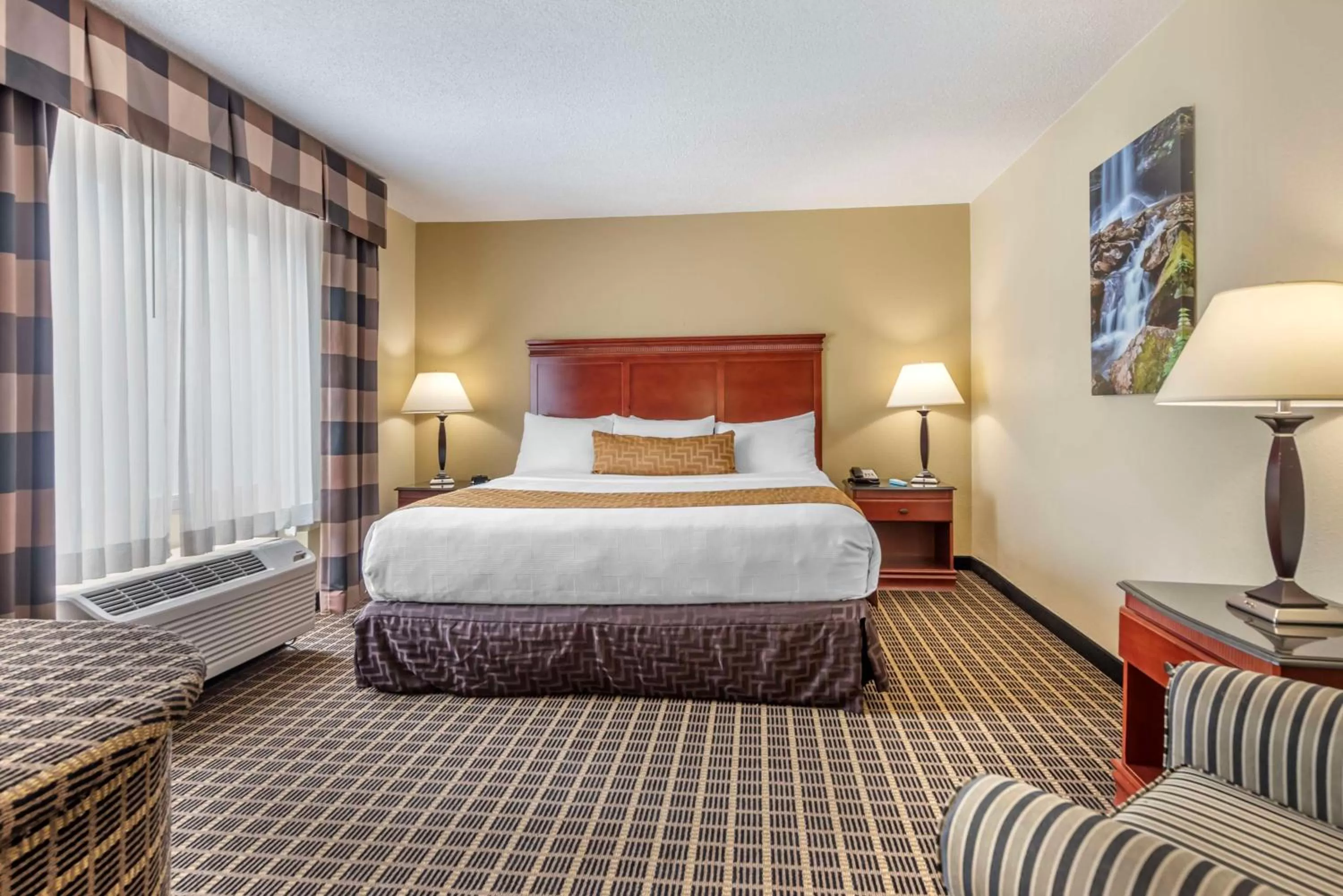 King Suite with Sofa Bed and Hot Tub in Best Western Plus Bridgeport Inn