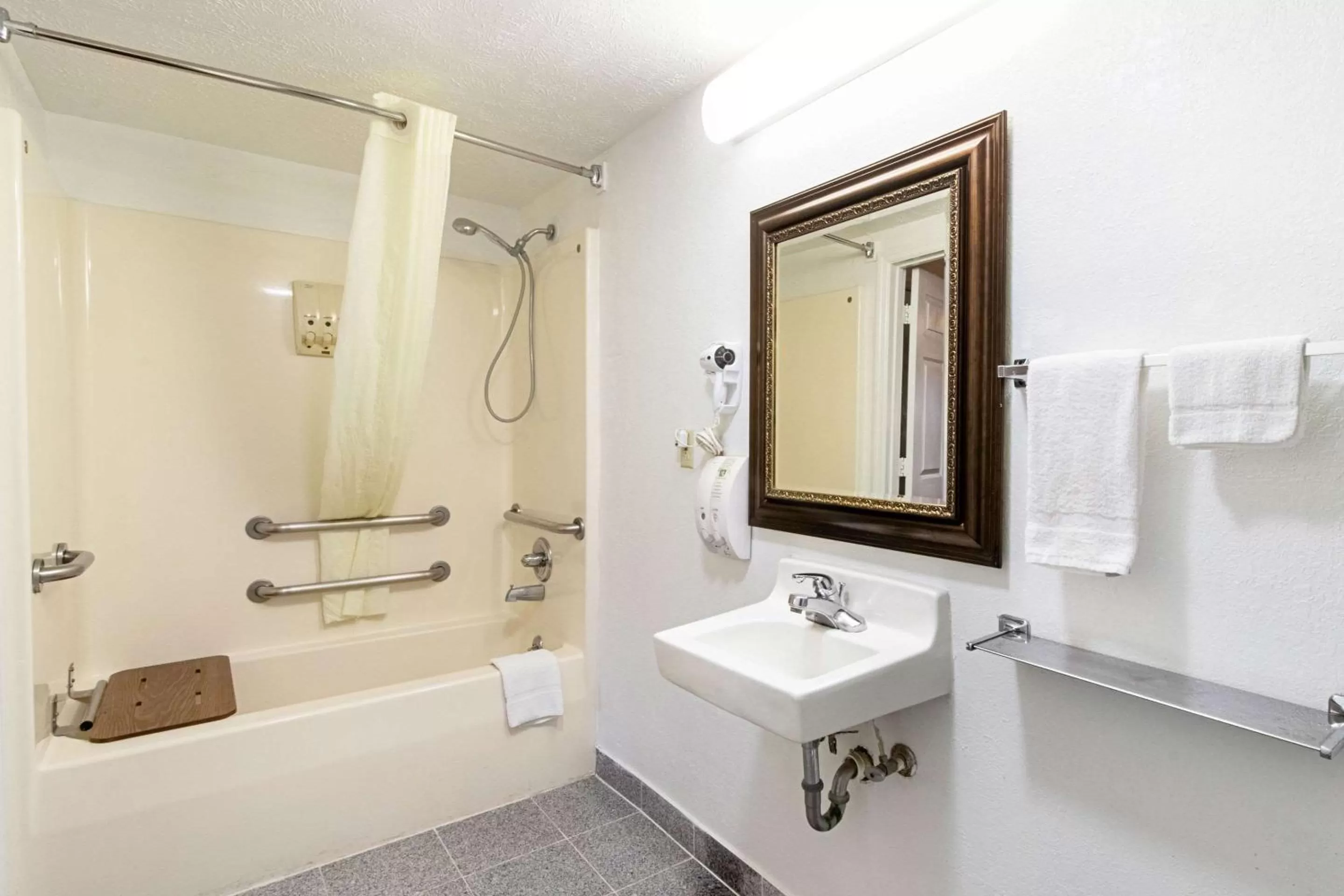 Bedroom in Quality Inn & Suites Dickson