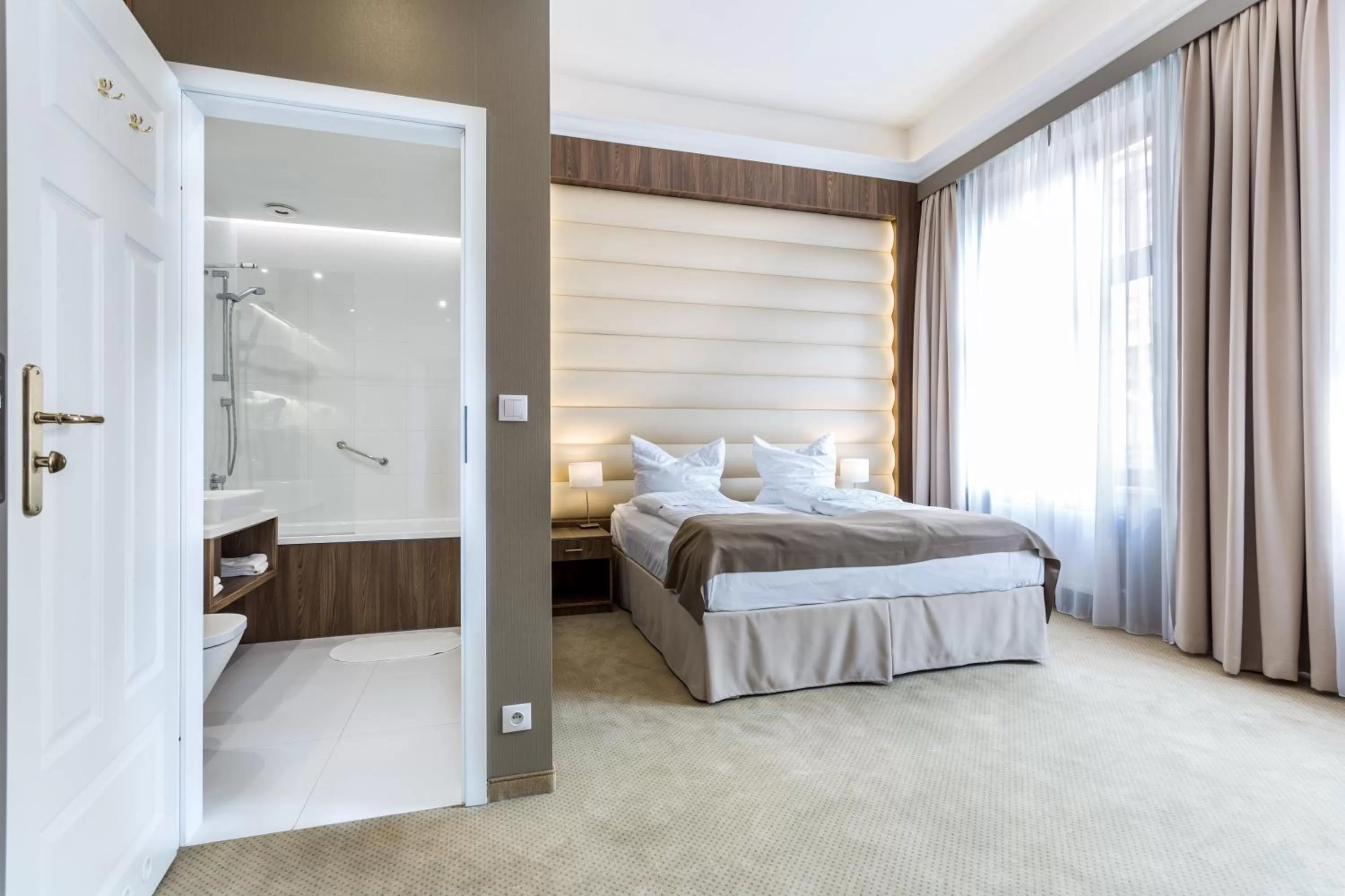 Toilet, Bed in Hotel Elektor Premium