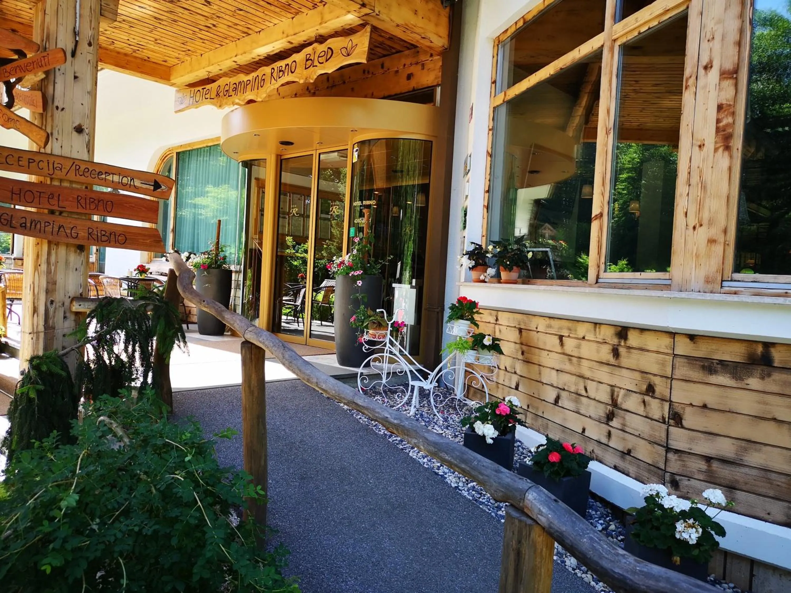 Facade/entrance in Ribno Alpine Hotel