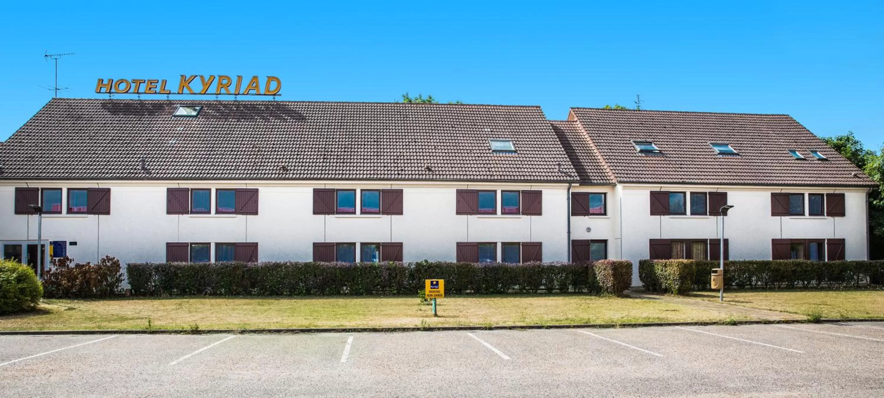 Property building in Kyriad Montargis Amilly