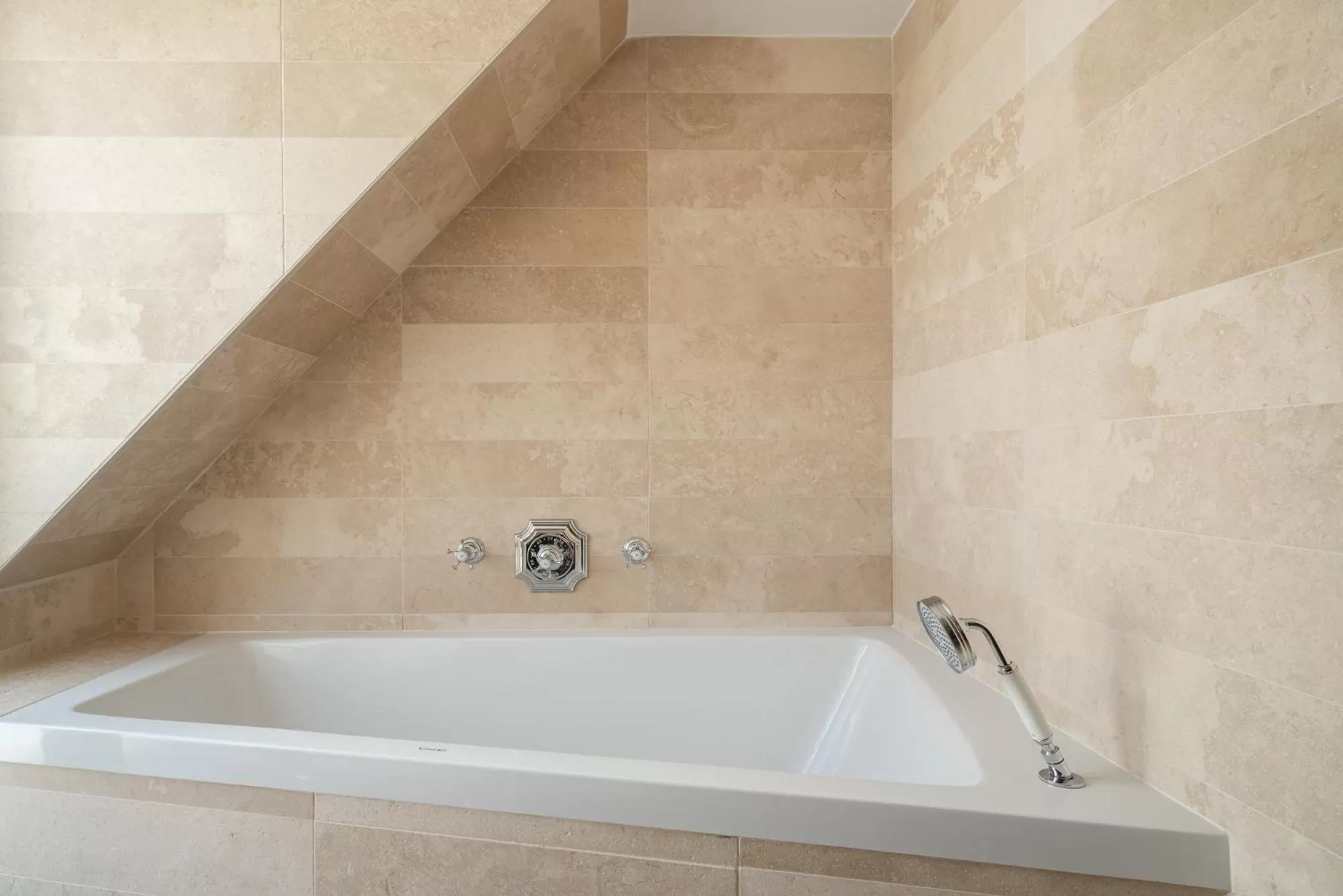 Bathroom in Hotel Saint-Louis en L'Isle - Notre-Dame