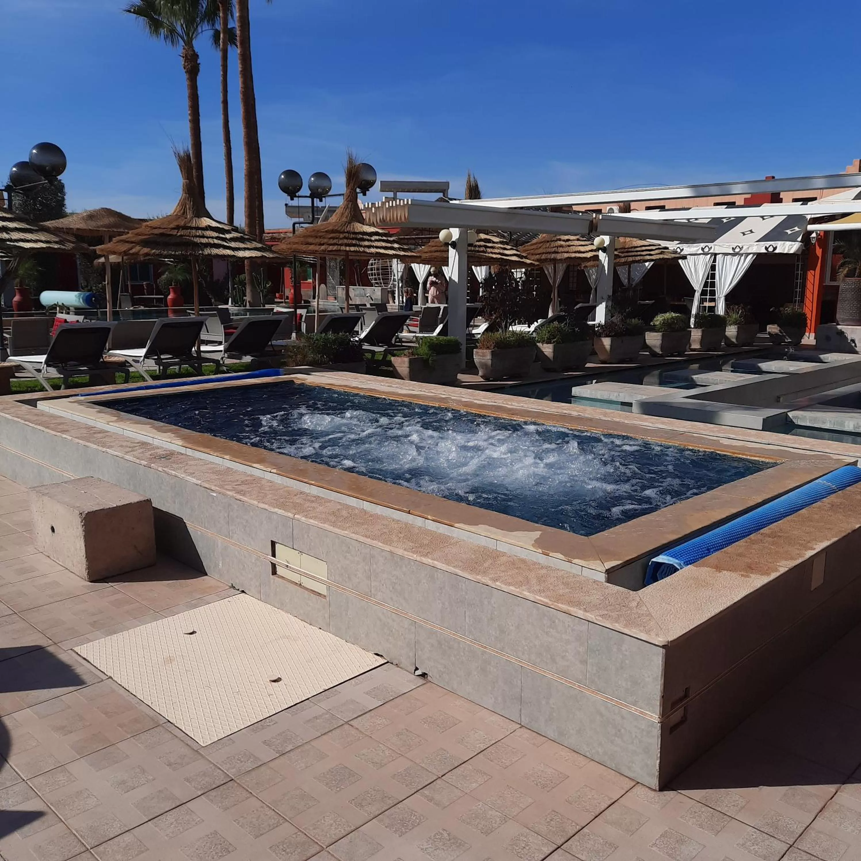 Hot Tub, Swimming Pool in Résidence Habiba