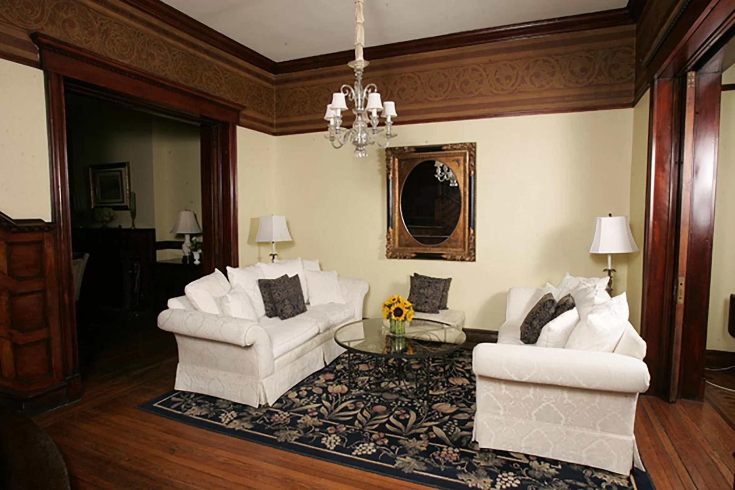 Living room in Morgan State House Inn