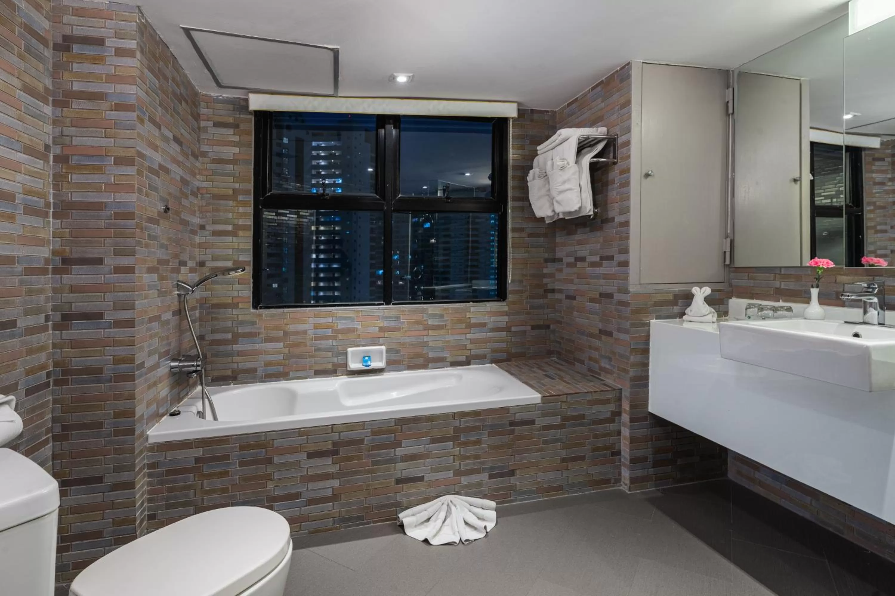 Bathroom in Jomtien Palm Beach Hotel and Resort