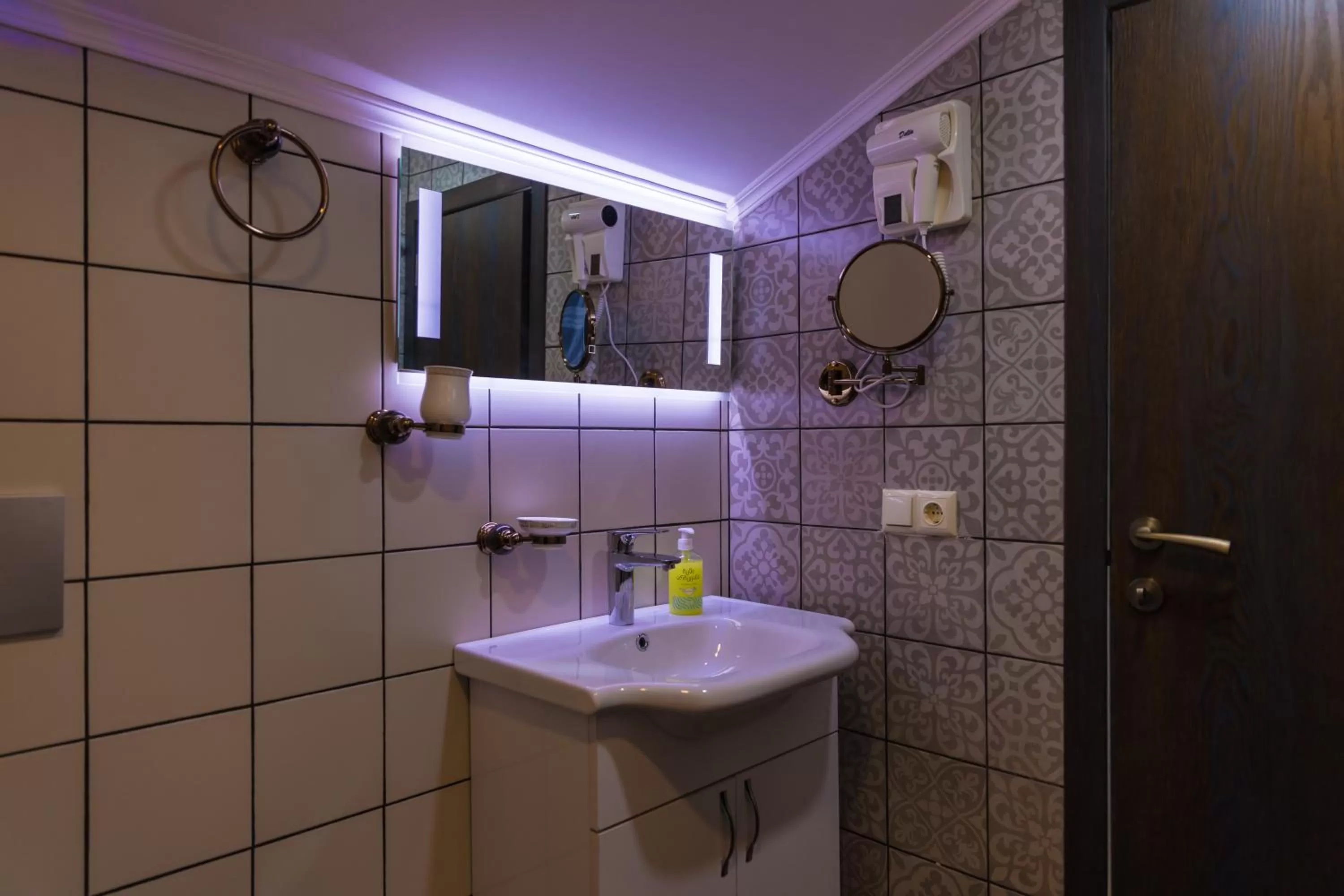 Bathroom in TJ GARDENS