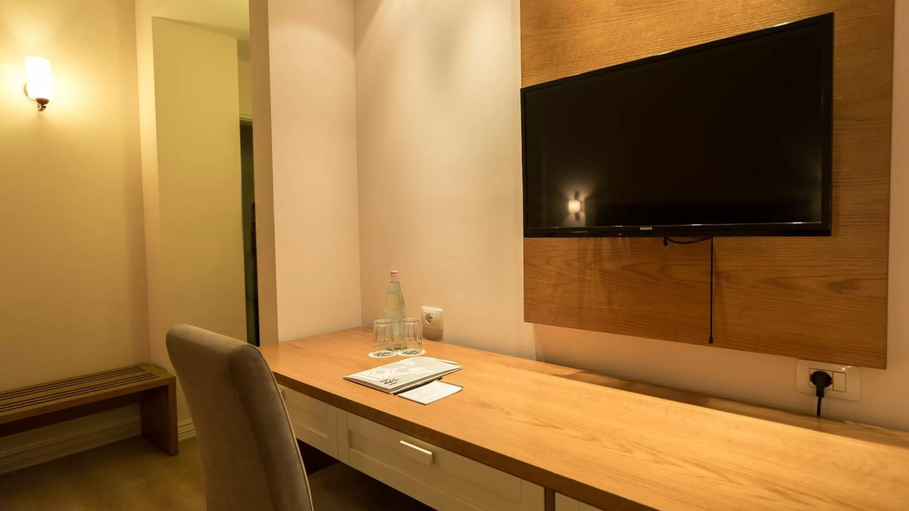 TV and multimedia, TV/Entertainment Center in Royal Hill Hotel