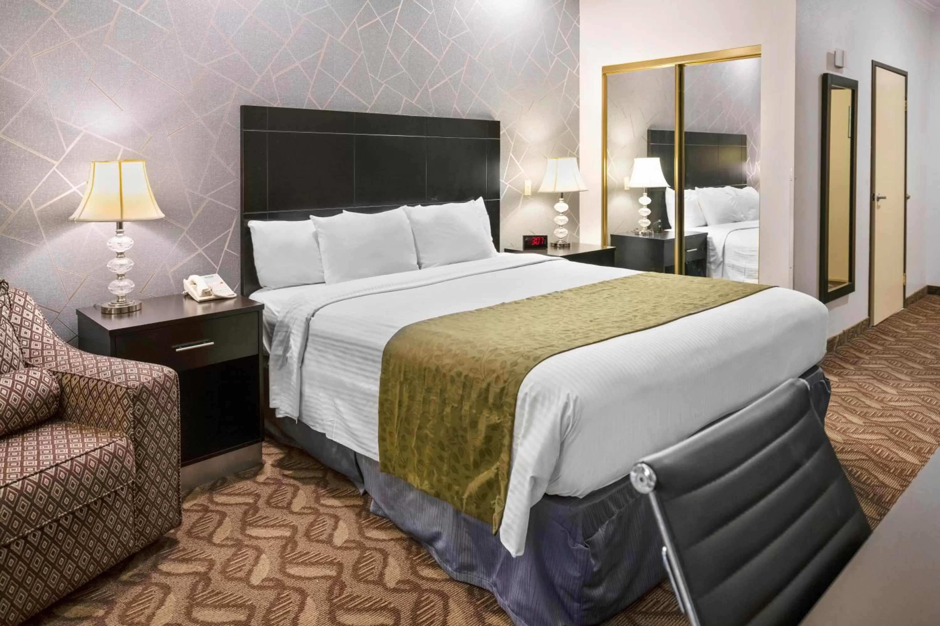 Bed in Glendale Hotel