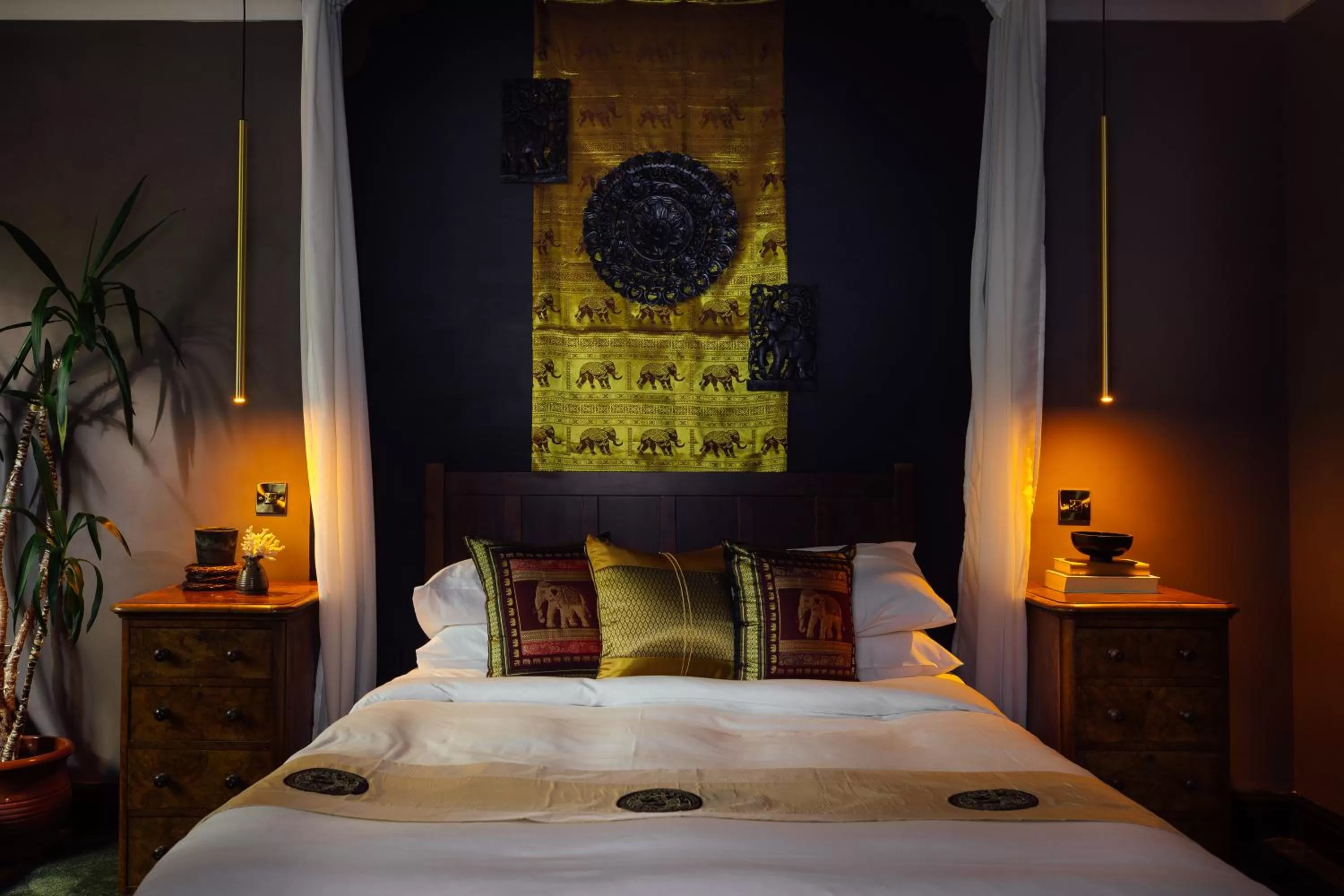 Bed in The Imperial Dragon Hotel