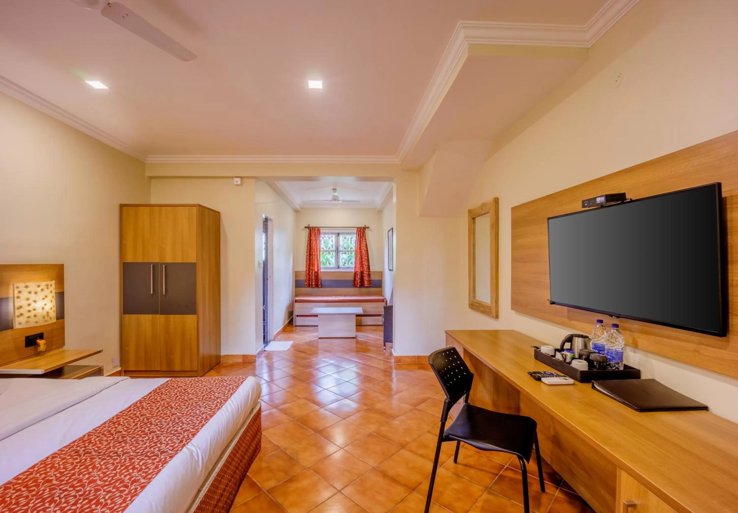 TV and multimedia, TV/Entertainment Center in Chalston Beach Resort