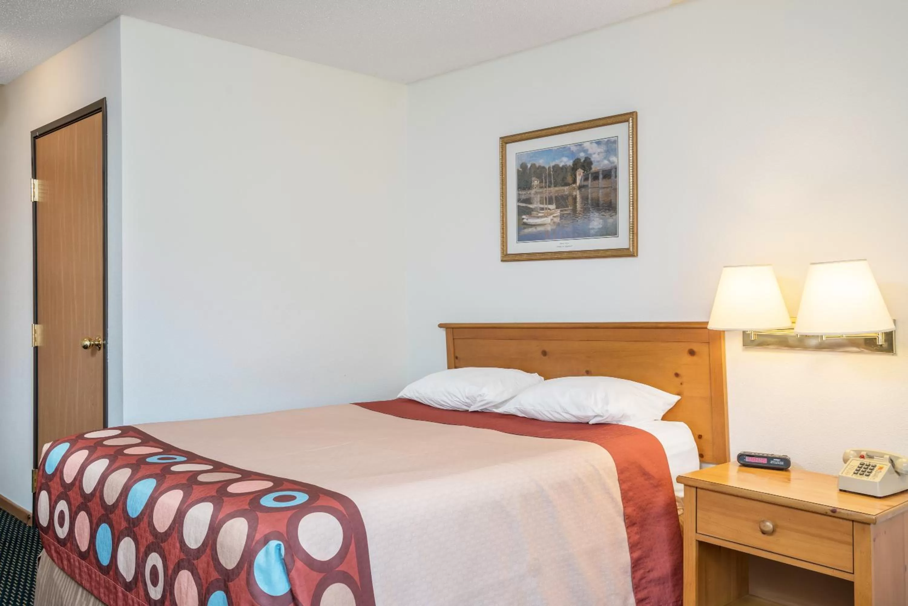 Photo of the whole room, Bed in Super 8 by Wyndham Phillips