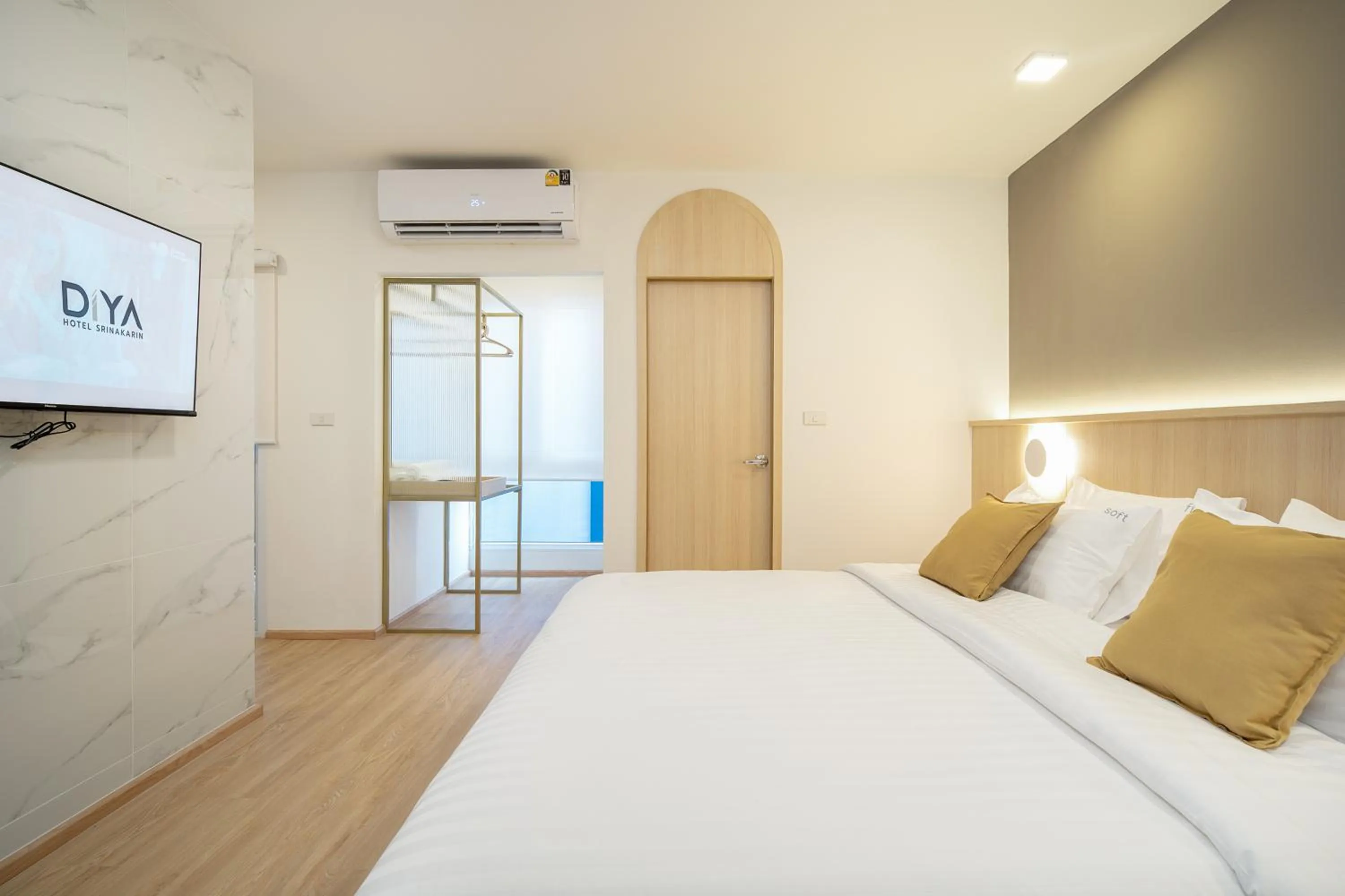 Photo of the whole room, Bed in Diya Hotel Bangkok