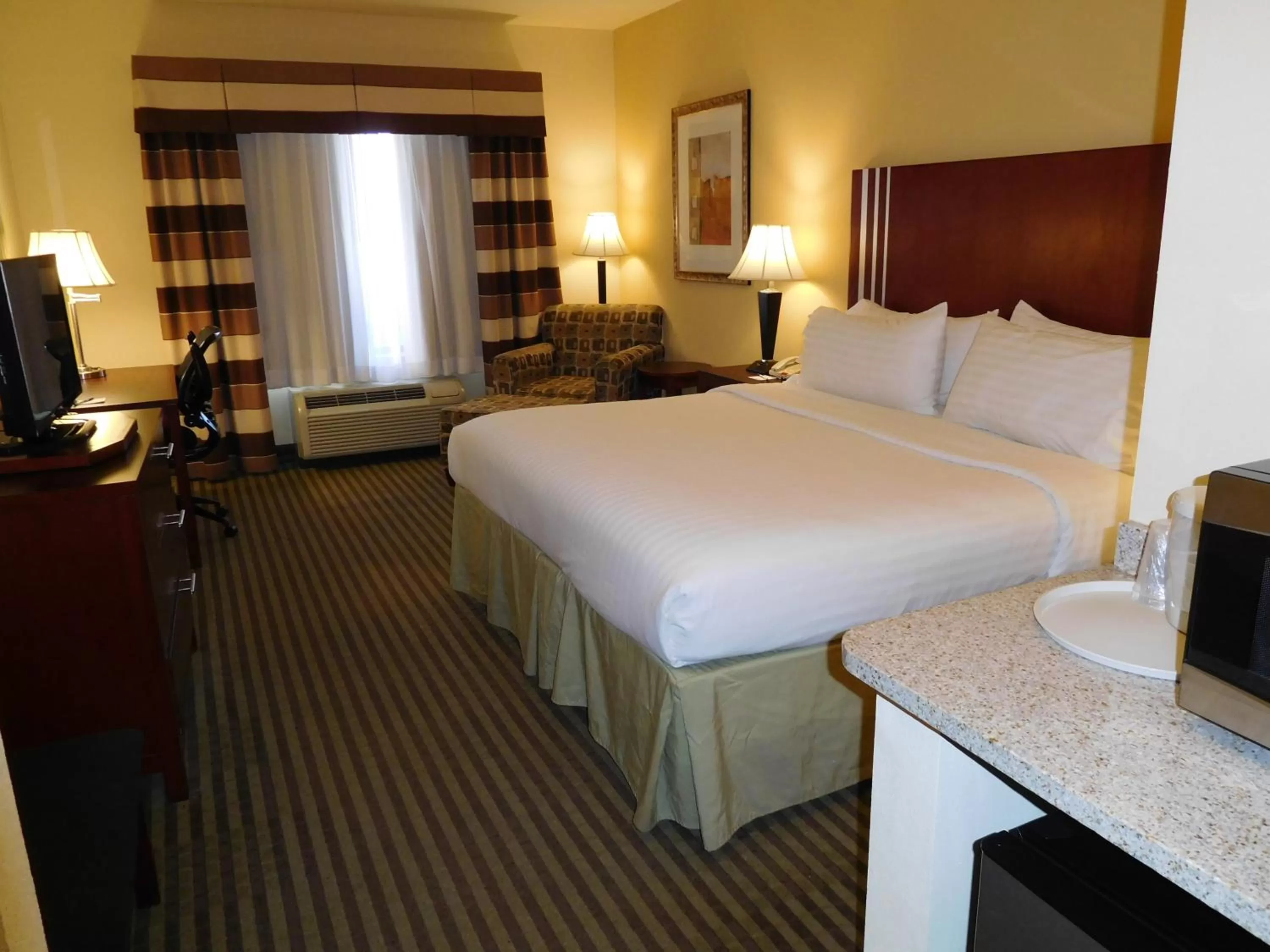 Photo of the whole room, Bed in Holiday Inn Express Ponca City by IHG