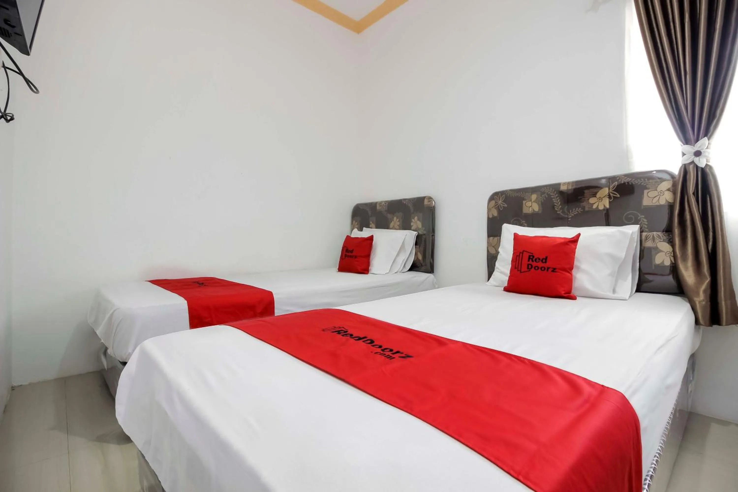 Bedroom, Bed in RedDoorz near Sam Ratulangi Airport Manado
