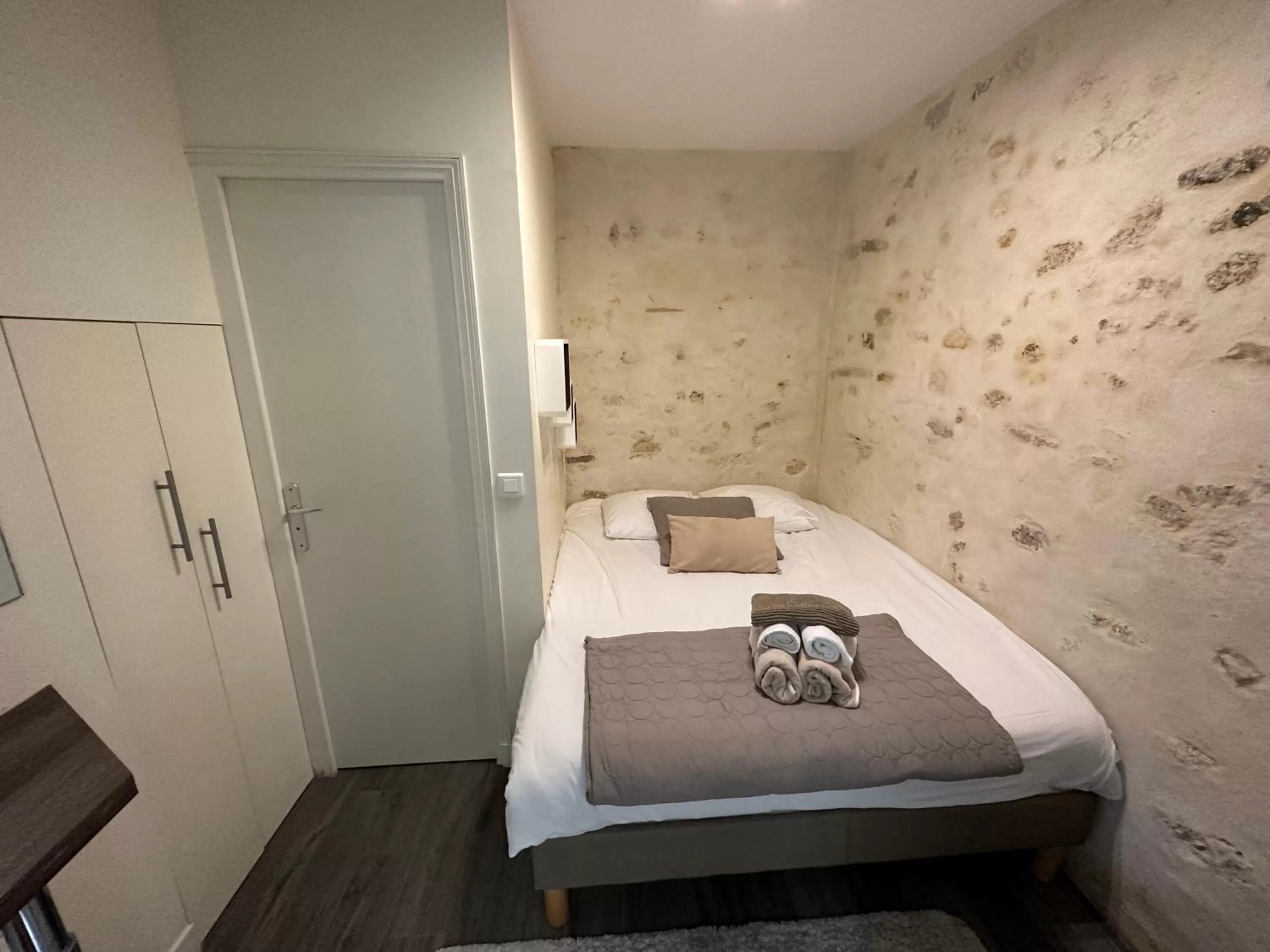 Bedroom, Bed in Beatrice et Emmanuel Meublé Eiffel