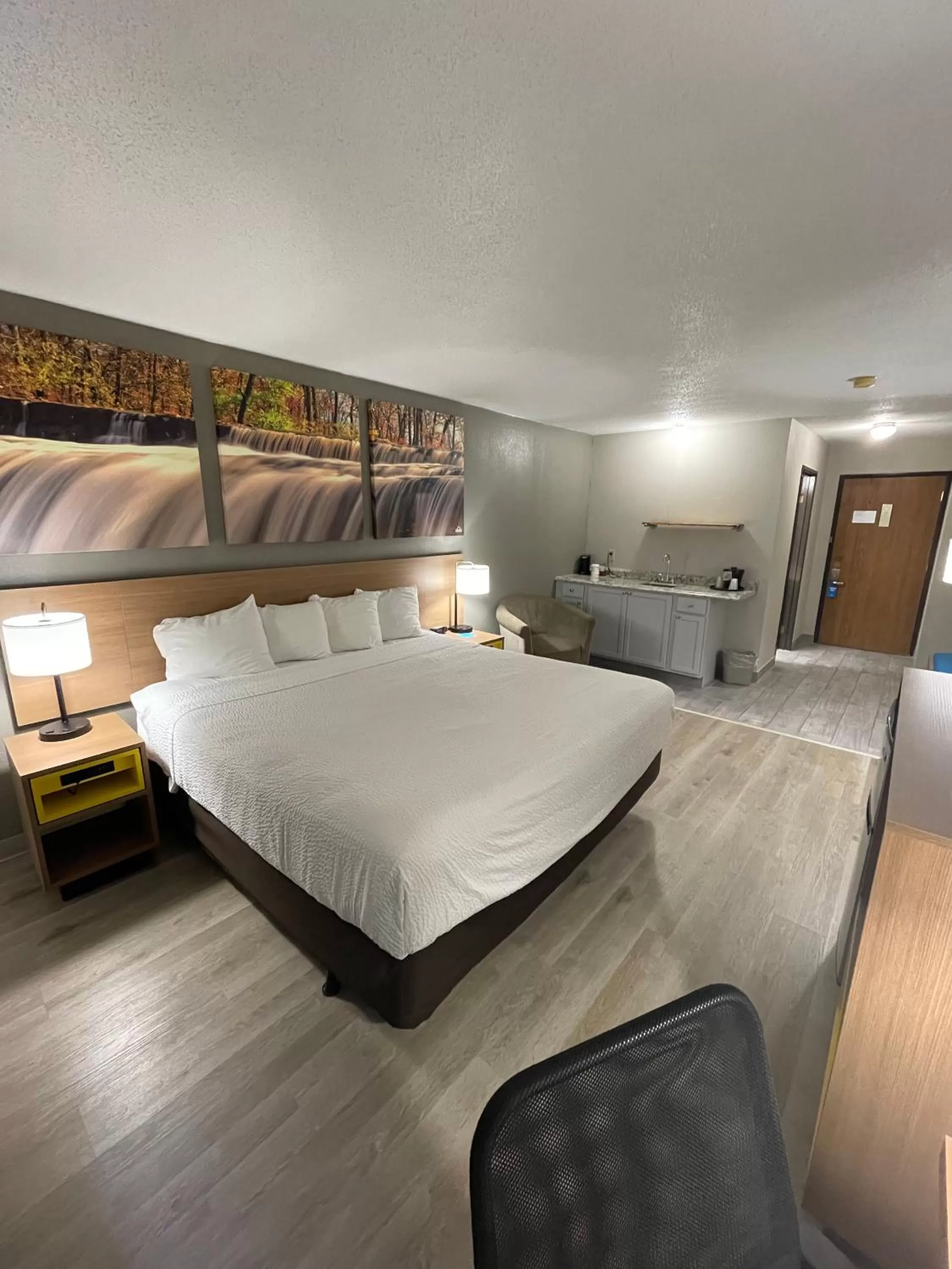 Bed in Days Inn by Wyndham Alpena