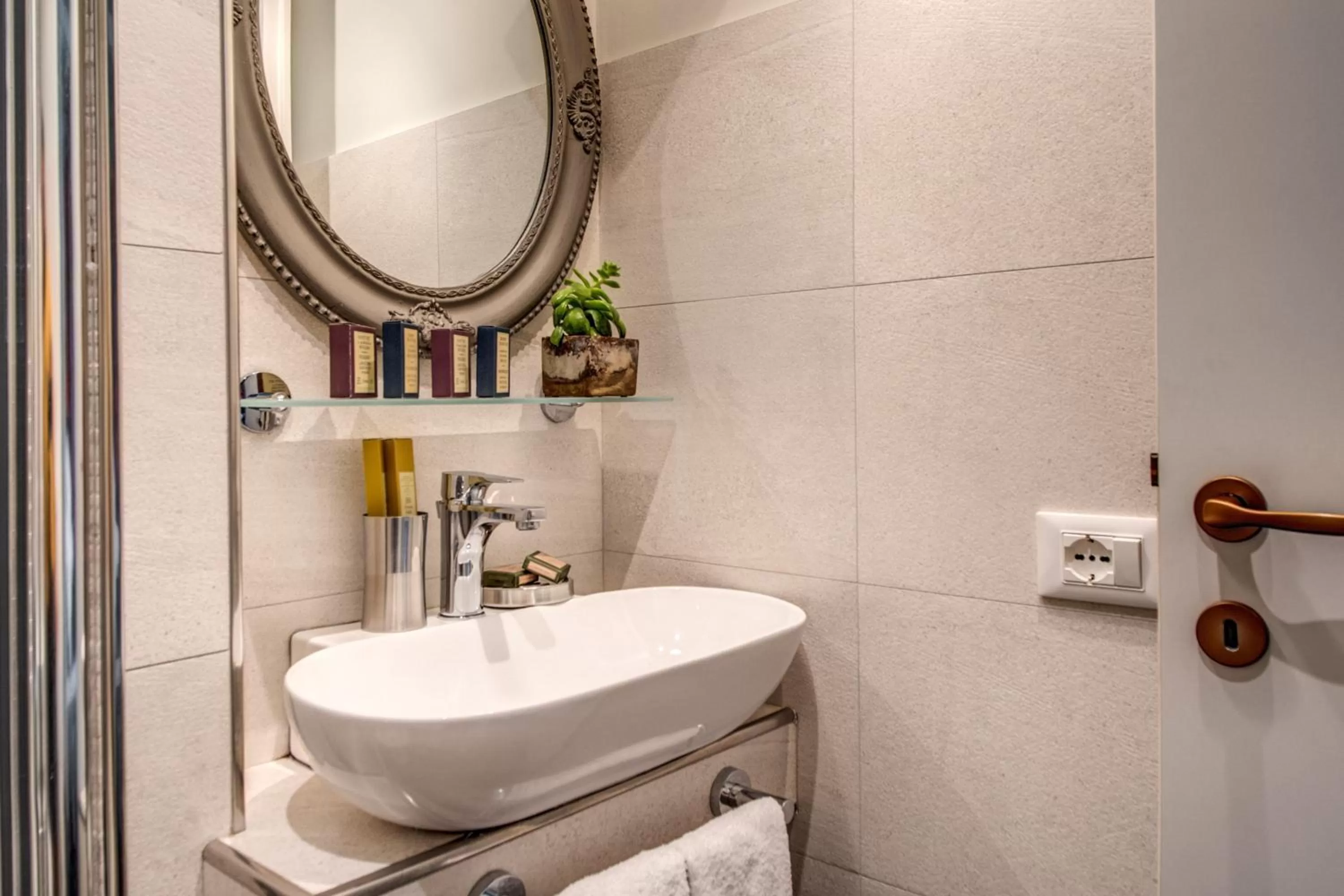 Shower in Tree Charme Trilussa