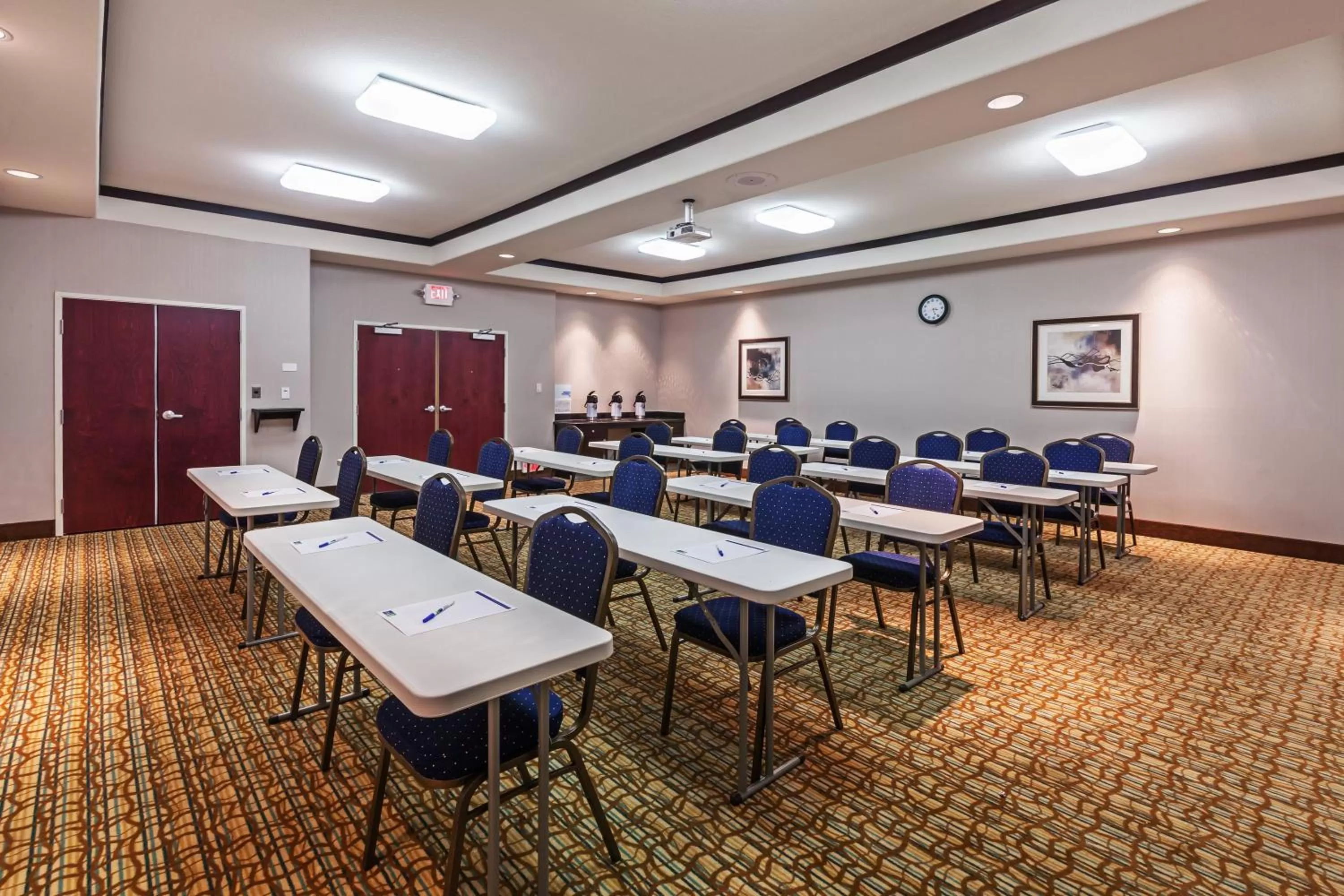 Meeting/conference room in Holiday Inn Express & Suites Cleveland by IHG