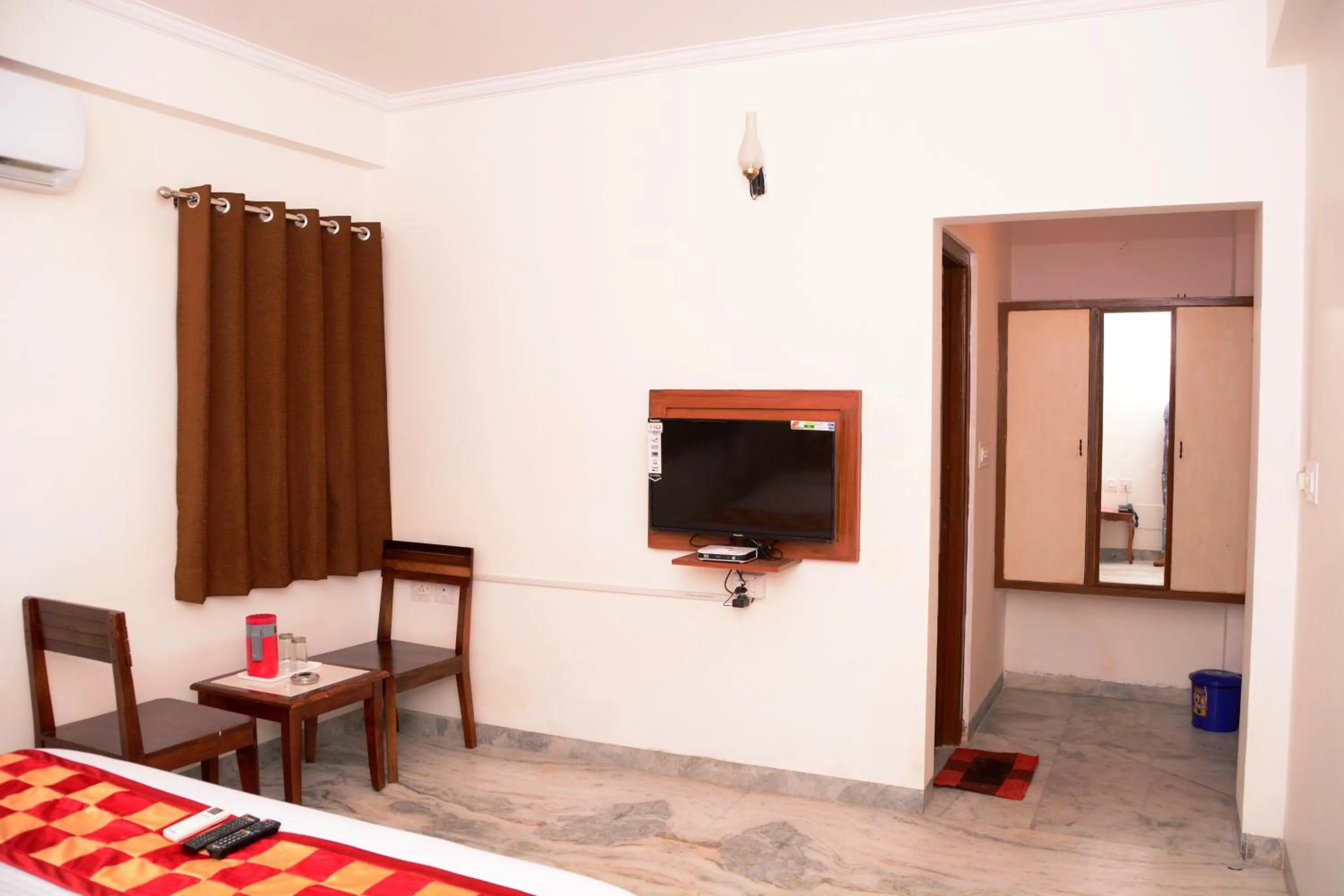 TV and multimedia in Hotel Sugandh Retreat- Near Sindhi Camp Bus station