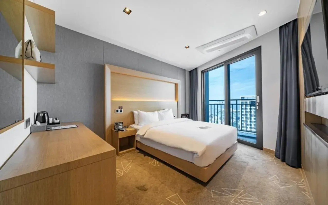 Double Room with Partial Ocean View in Sea Cruise Hotel Double Room with Partial Ocean View in Sea Cruise Hotel