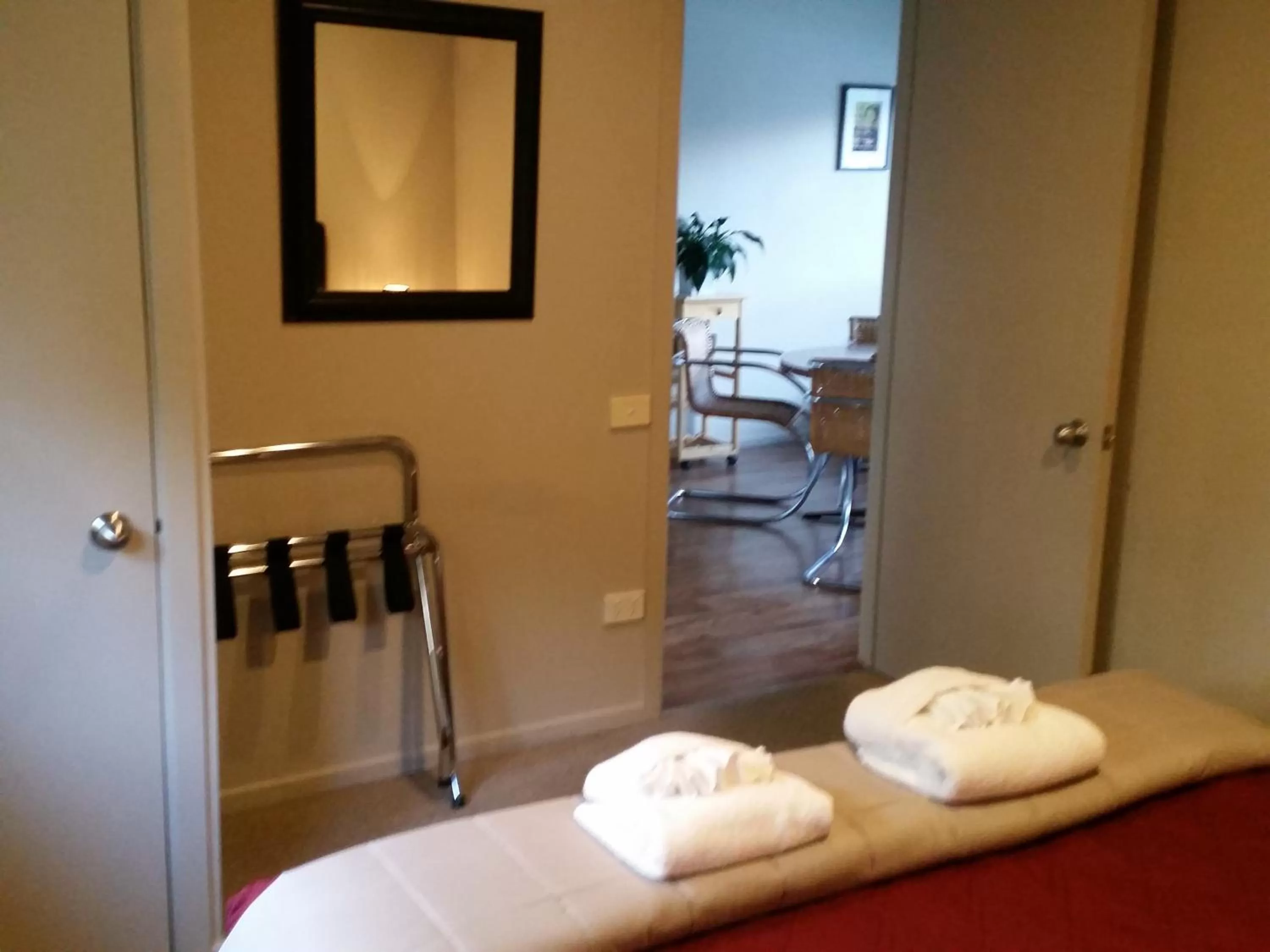 Bedroom, Bed in The Lake Motel