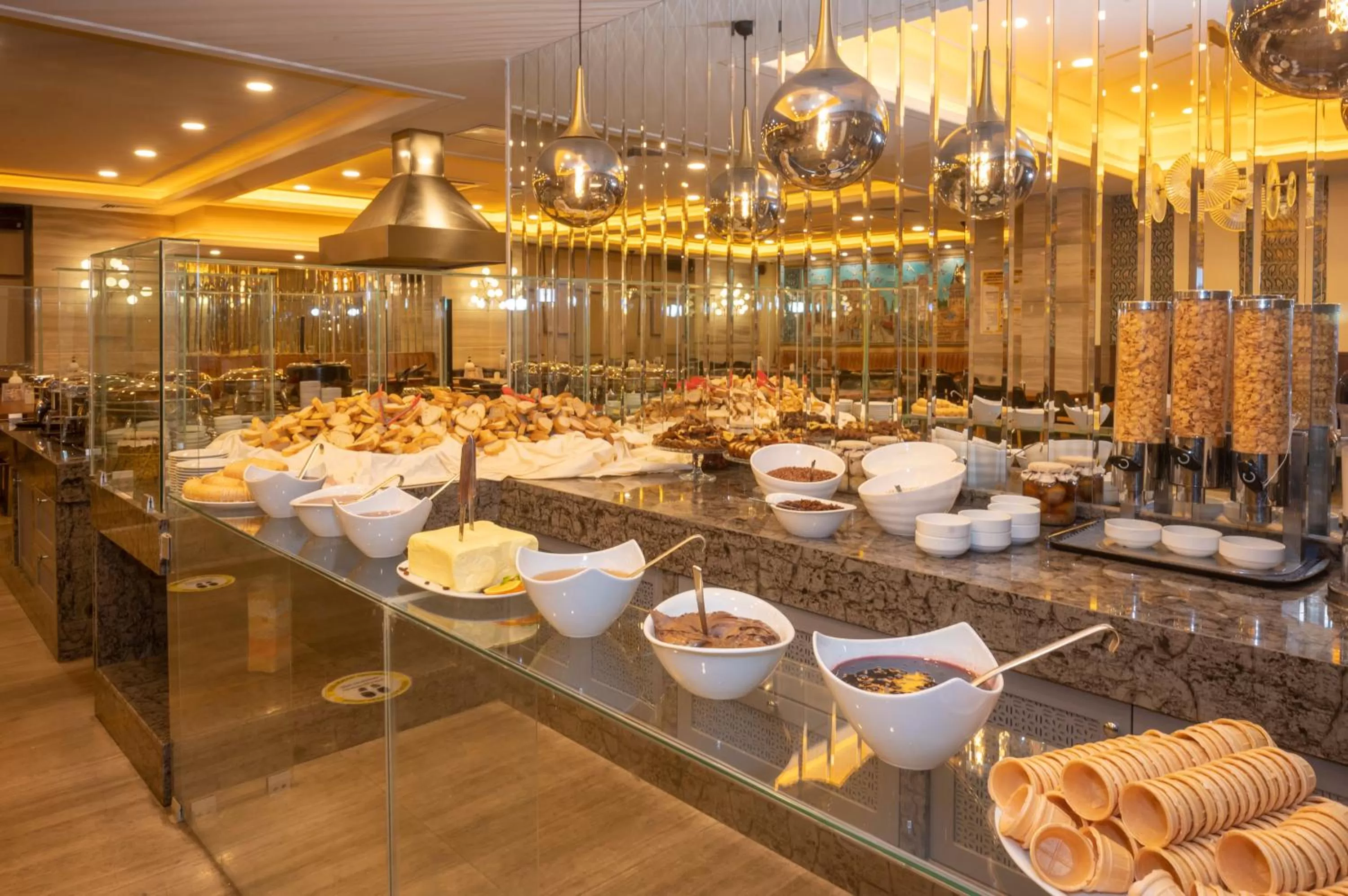 Restaurant/places to eat in Ramada By Wyndham Istanbul Pera Taksim