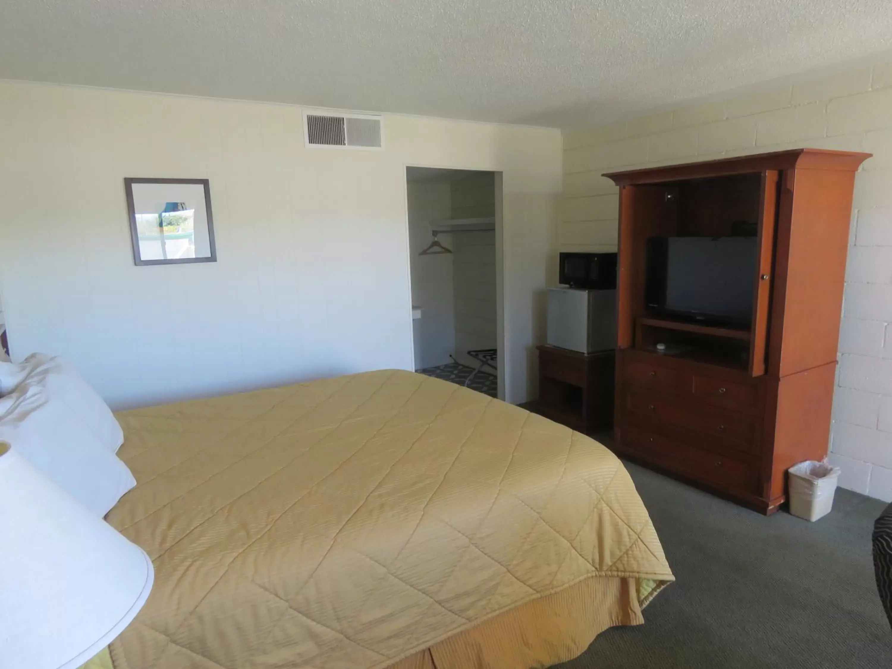 Queen Room in Economy Inn Queen Room in Economy Inn