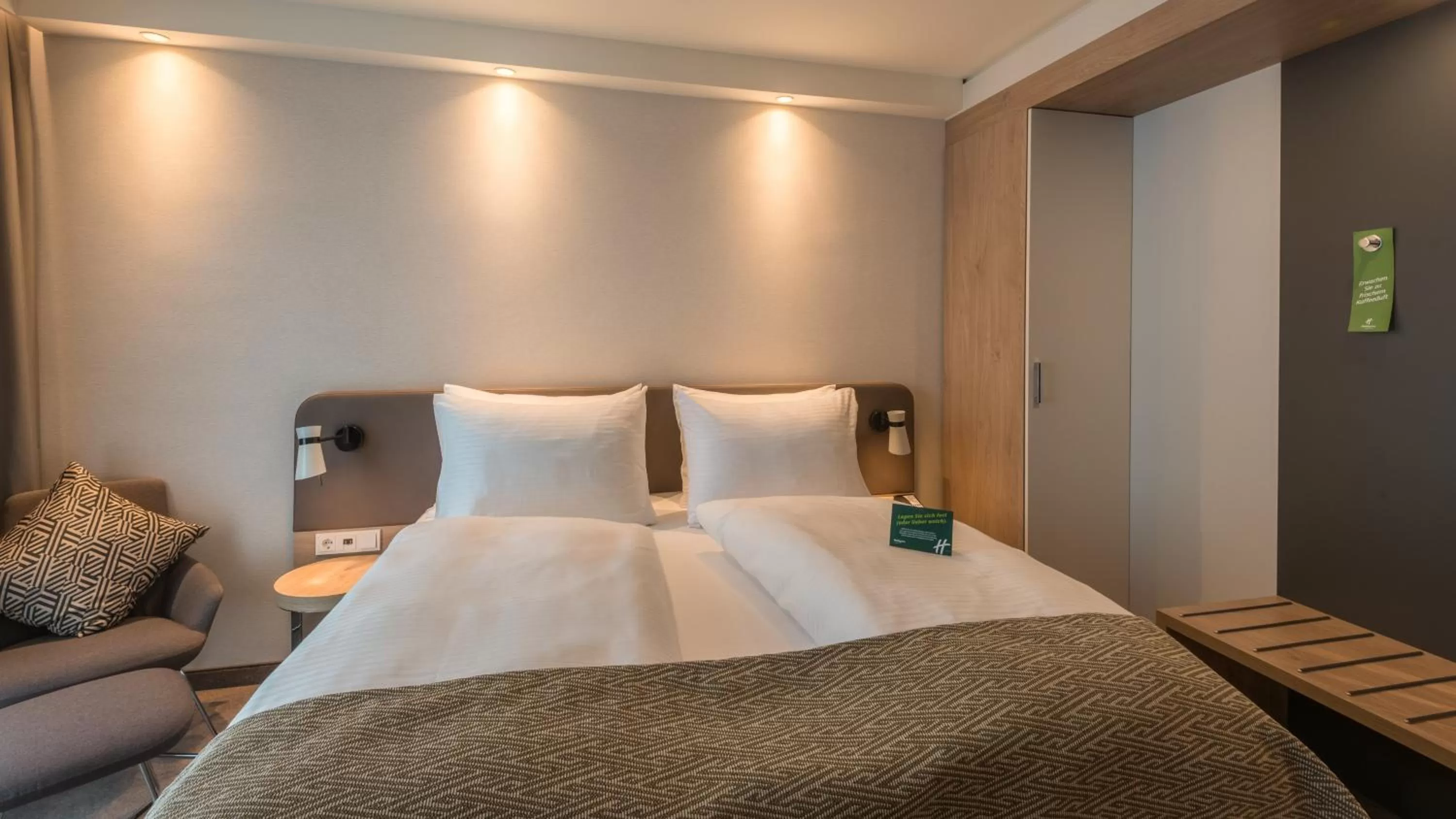 Photo of the whole room, Bed in Holiday Inn - Hamburg - Berliner Tor by IHG